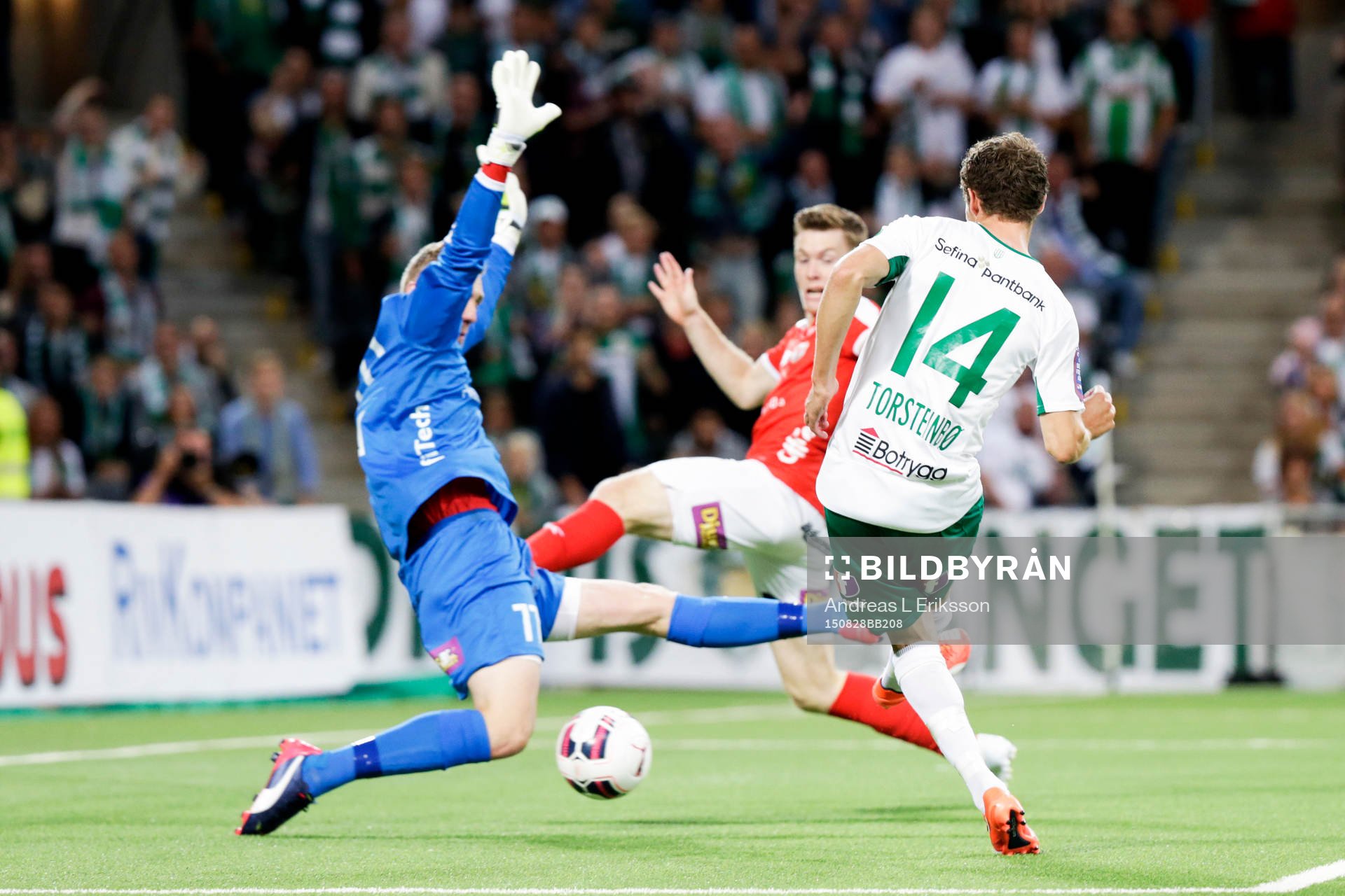 Kalmars målvakt Lars Cramer räddar ett friläge från