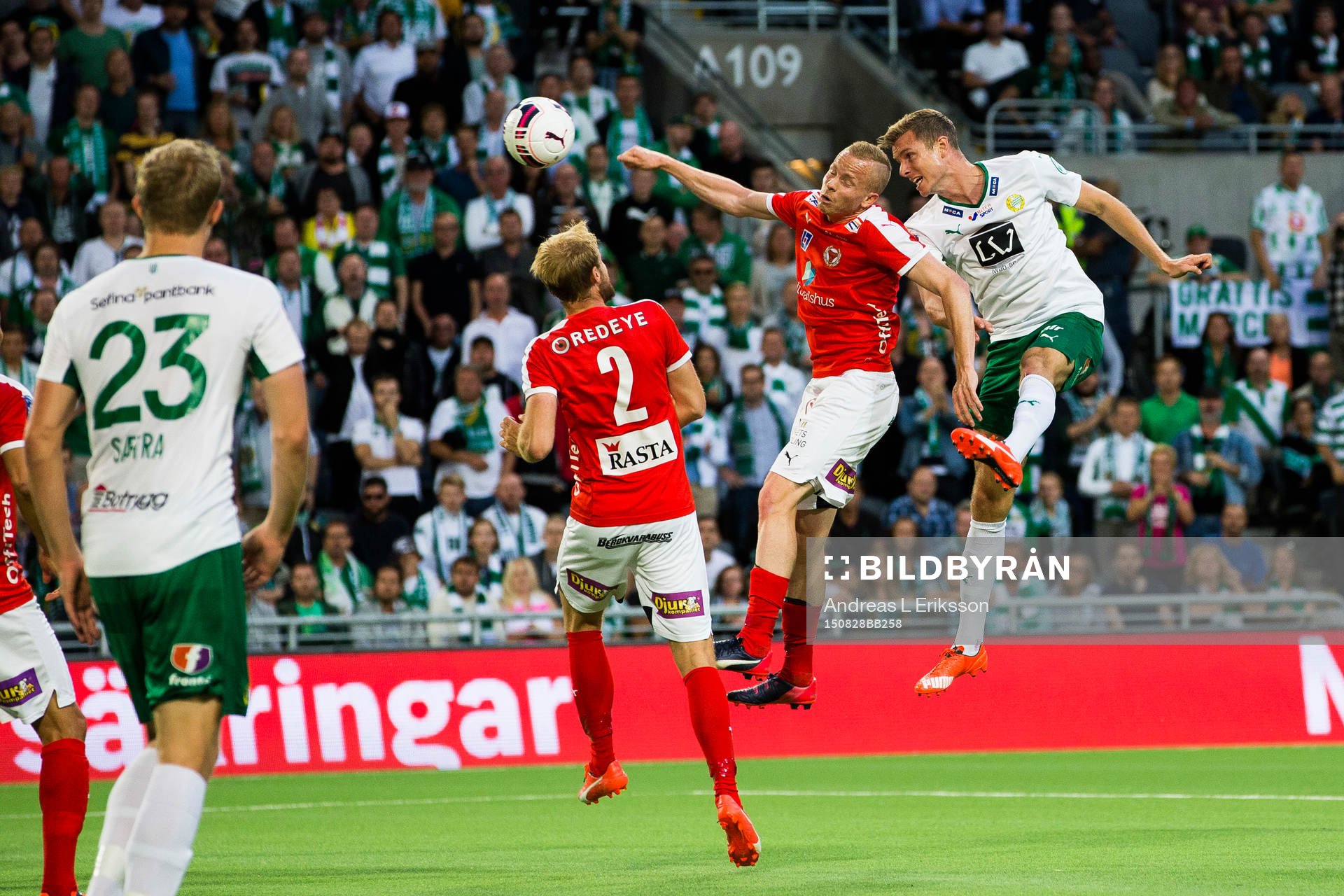Kalmars Tobias Eriksson och Hammarbys Richard Magyar i en