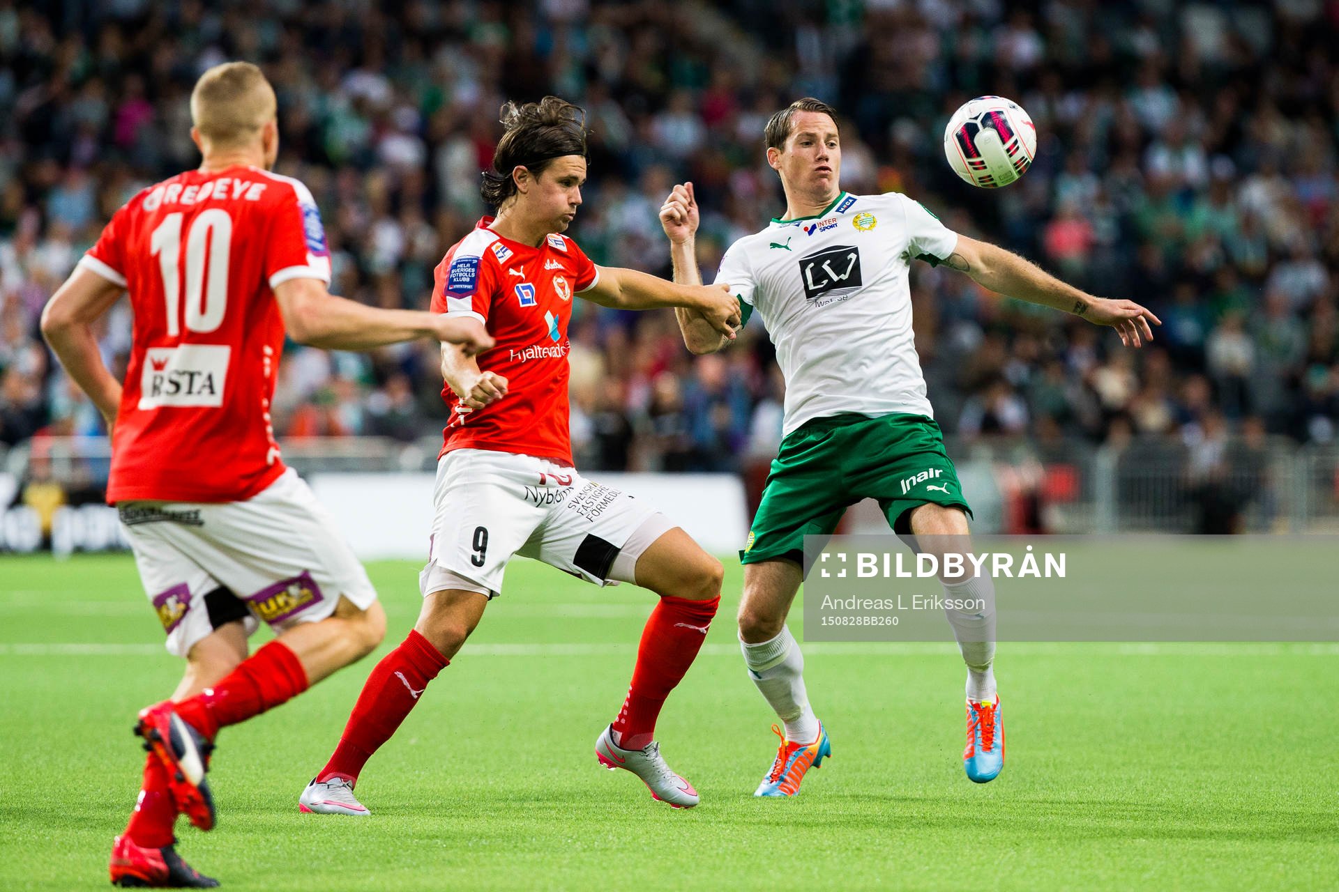 Kalmars Marcus Antonsson i kamp om bollen med Hammarbys