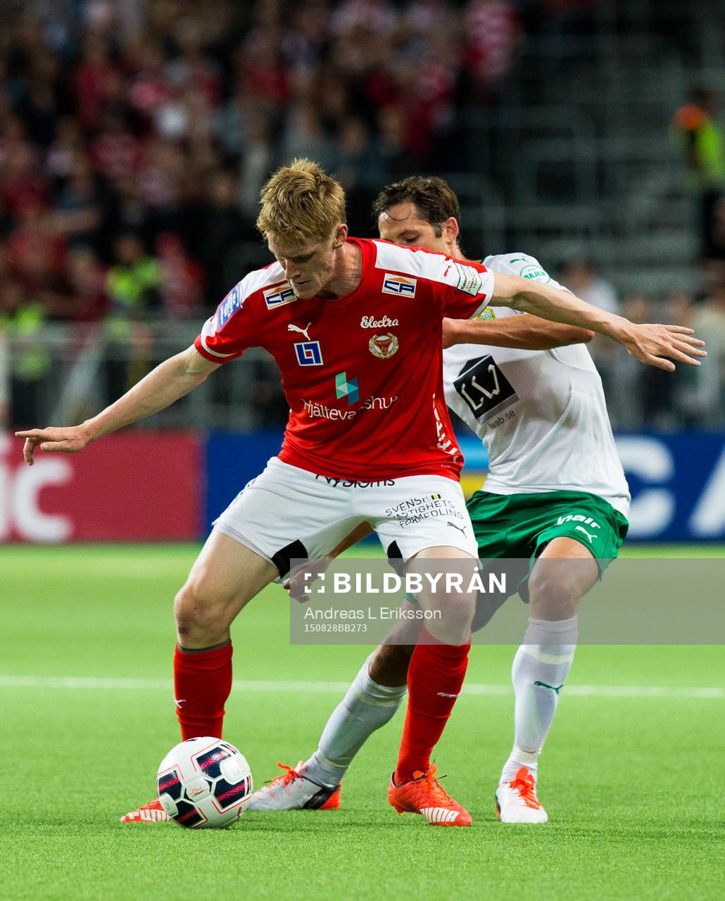 Kalmars Rasmus Elm i kamp om bollen med Hammarbys Philip