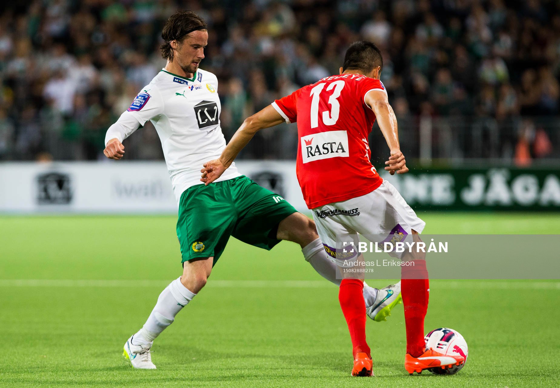 Hammarbys Linus Hallenius i kamp om bollen med Kalmars Emin