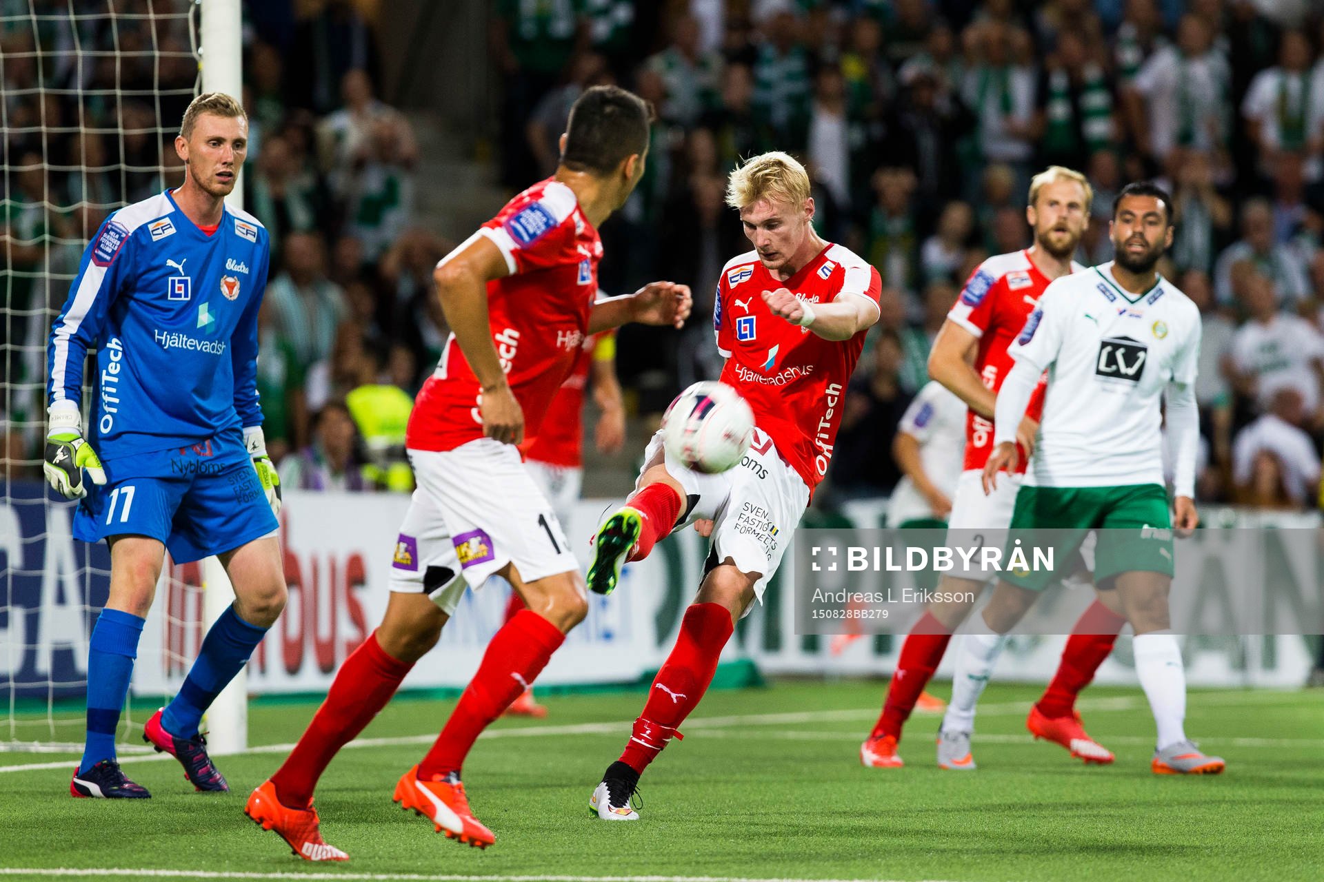 Kalmars målvakt Lars Cramer ser på när Ludvig Öhman rensar undan bollen under fotbollsmatchen i Allsvenskan mellan Hammarby och Kalmar den 28 augusti 2015 i Stockholm.