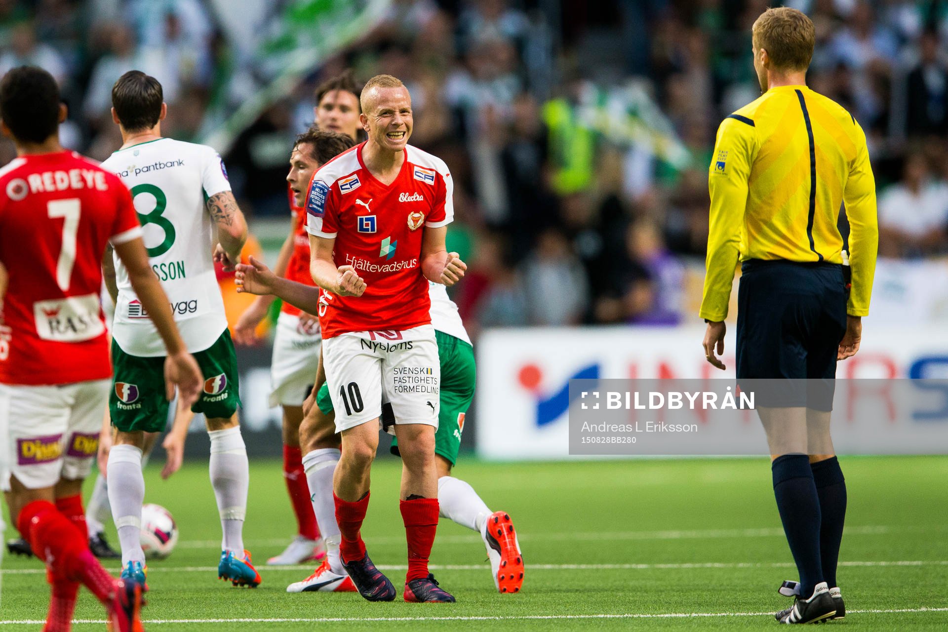 Kalmars Tobias Eriksson reagerar på domaren