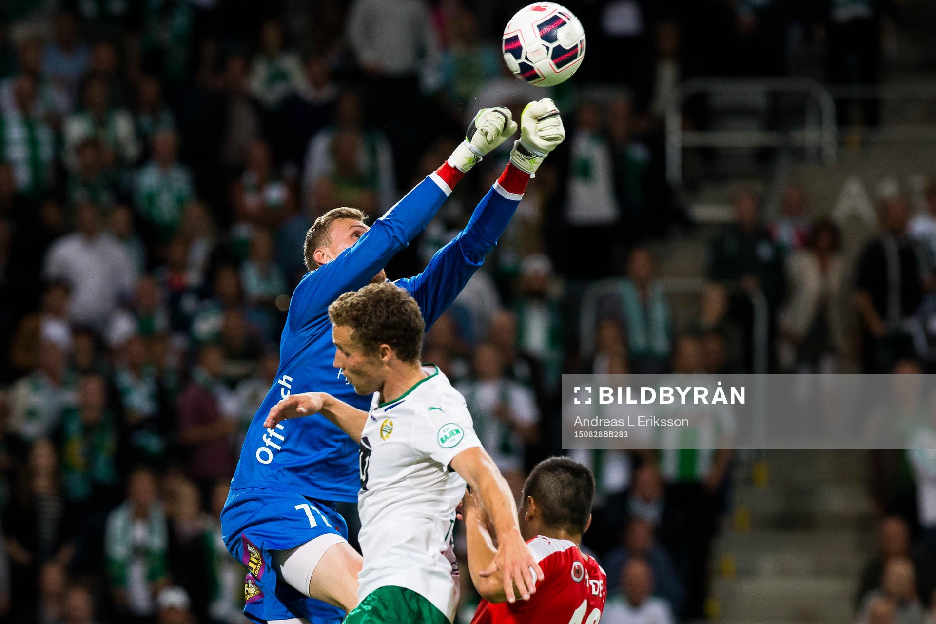 Kalmars målvakt Lars Cramer boxar bort bollen i en duell