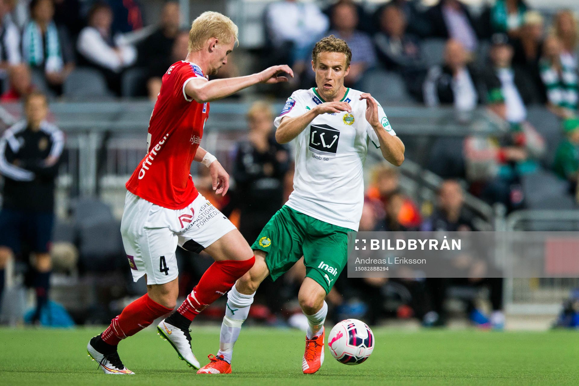 Kalmars Ludvig Öhman i kamp om bollen med Hammarbys Fredrik Torsteinbö under fotbollsmatchen i Allsvenskan mellan Hammarby och Kalmar den 28 augusti 2015 i Stockholm.