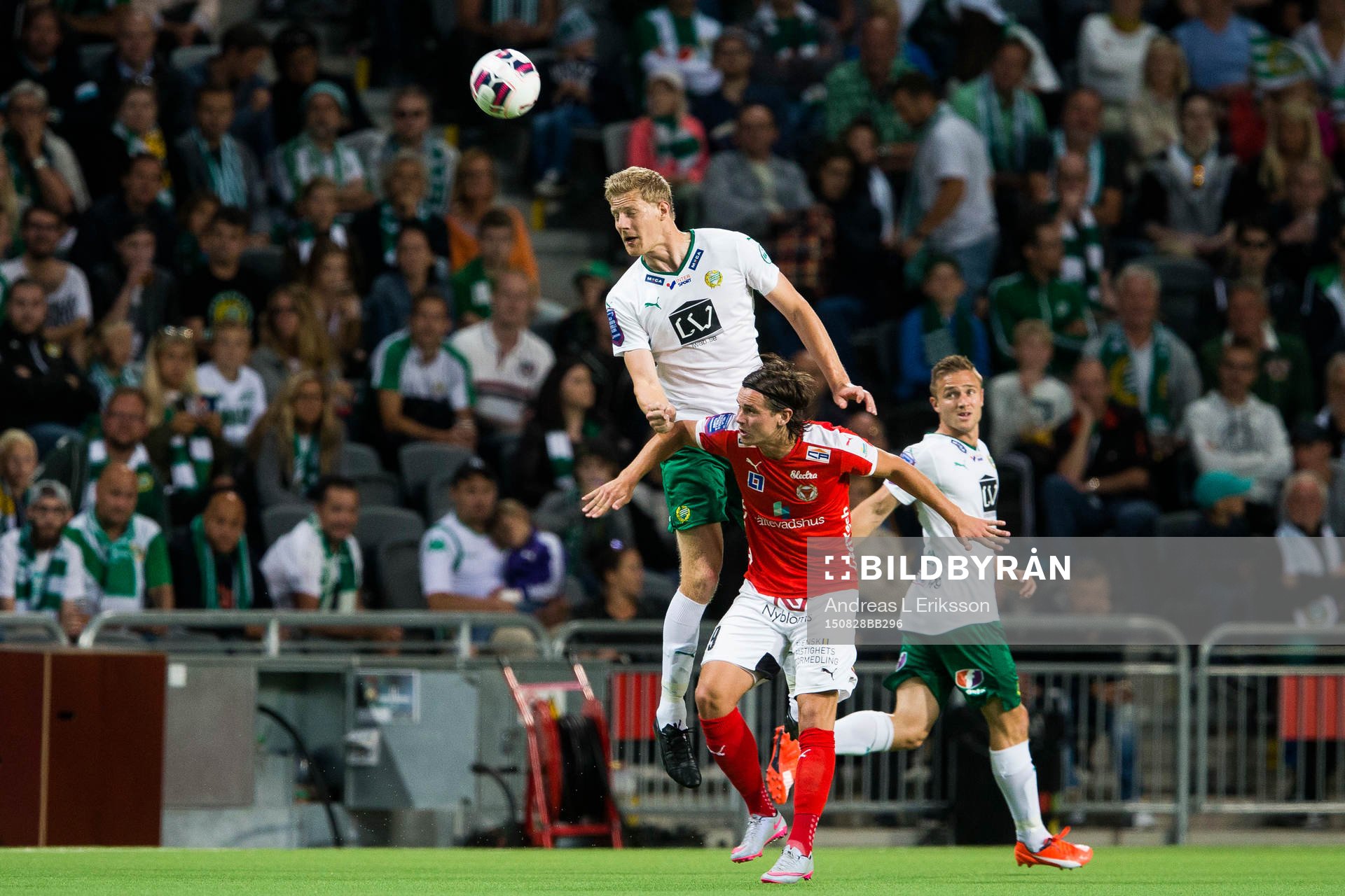 Hammarbys Lars Saetra i kamp om bollen med Kalmars Marcus Antonsson under fotbollsmatchen i Allsvenskan mellan Hammarby och Kalmar den 28 augusti 2015 i Stockholm.