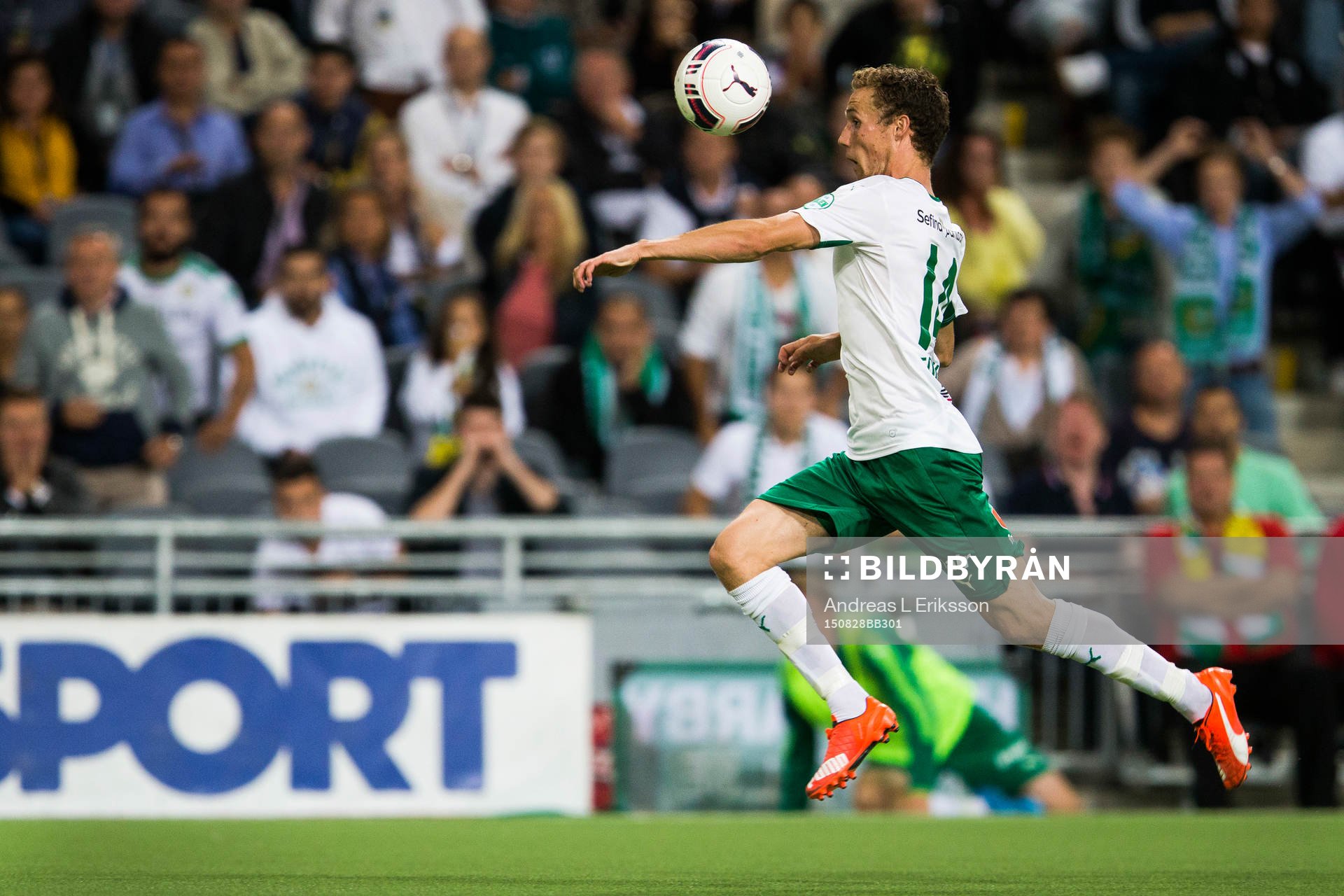 Hammarbys Fredrik Torsteinbö tar ner bollen