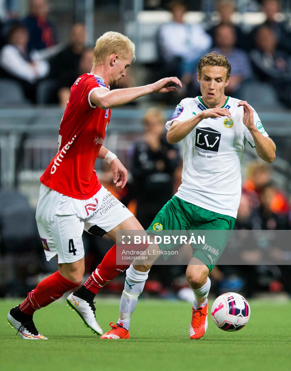 Kalmars Ludvig Öhman i kamp om bollen med Hammarbys Fredrik Torsteinbö under fotbollsmatchen i Allsvenskan mellan Hammarby och Kalmar den 28 augusti 2015 i Stockholm. 