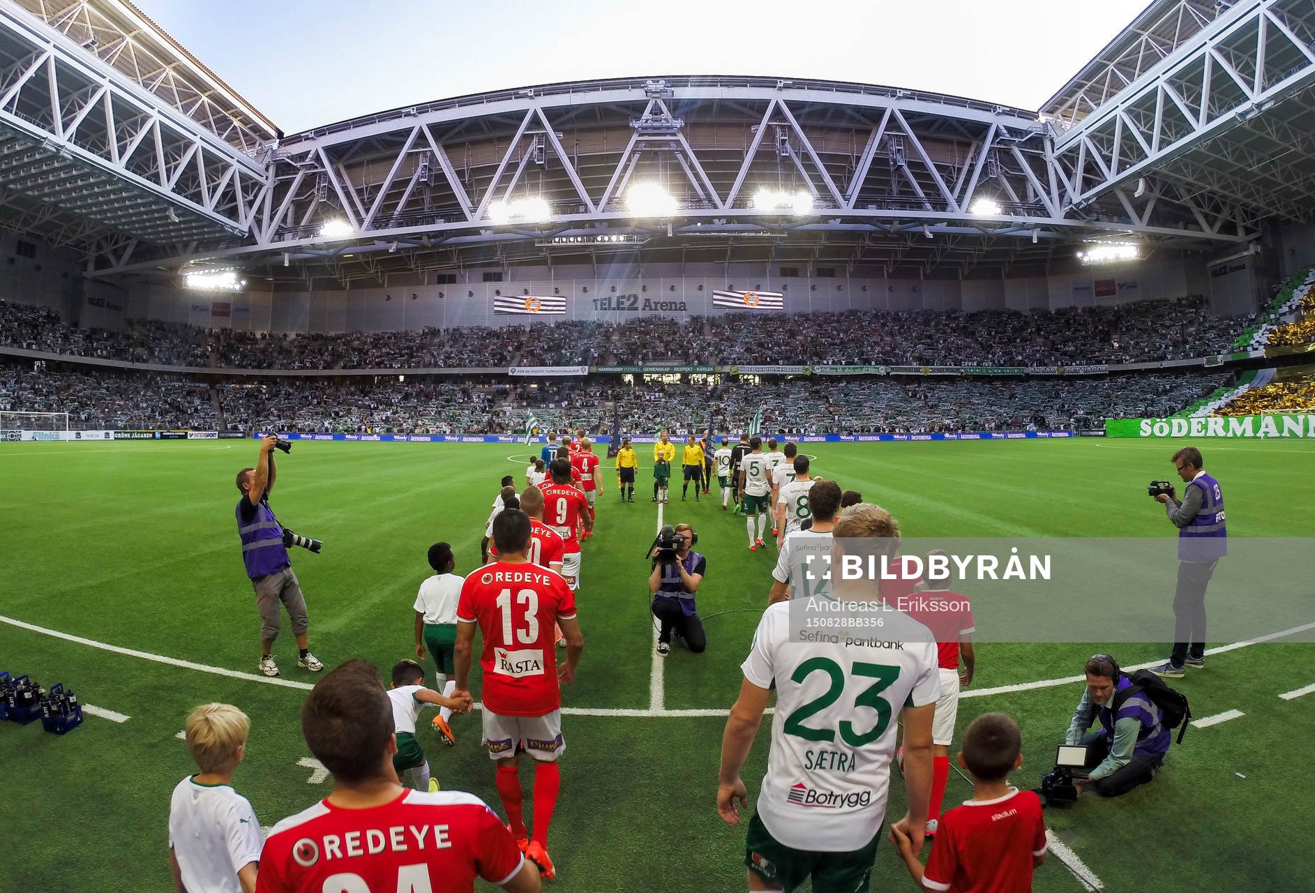 Kalmars och Hammarbys spelare gör entré på Tele2 Arena