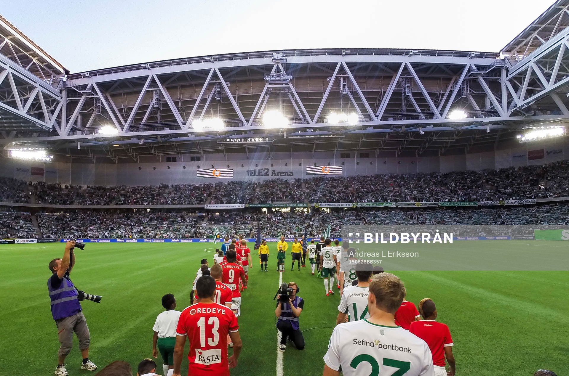 Kalmars och Hammarbys spelare gör entré på Tele2 Arena