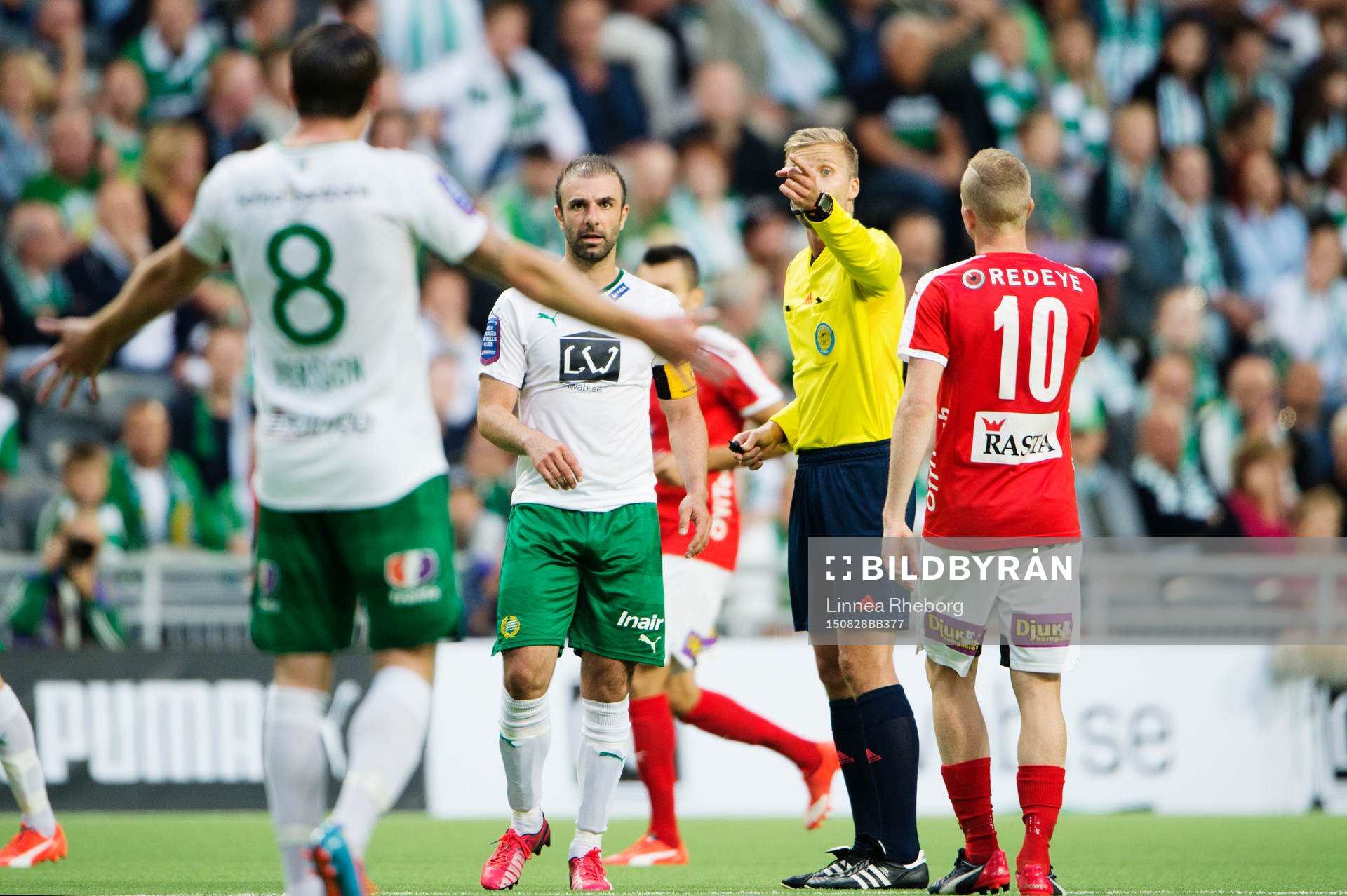 Hammarbys Johan Persson ifrågasätter domare Glenn Nyberg