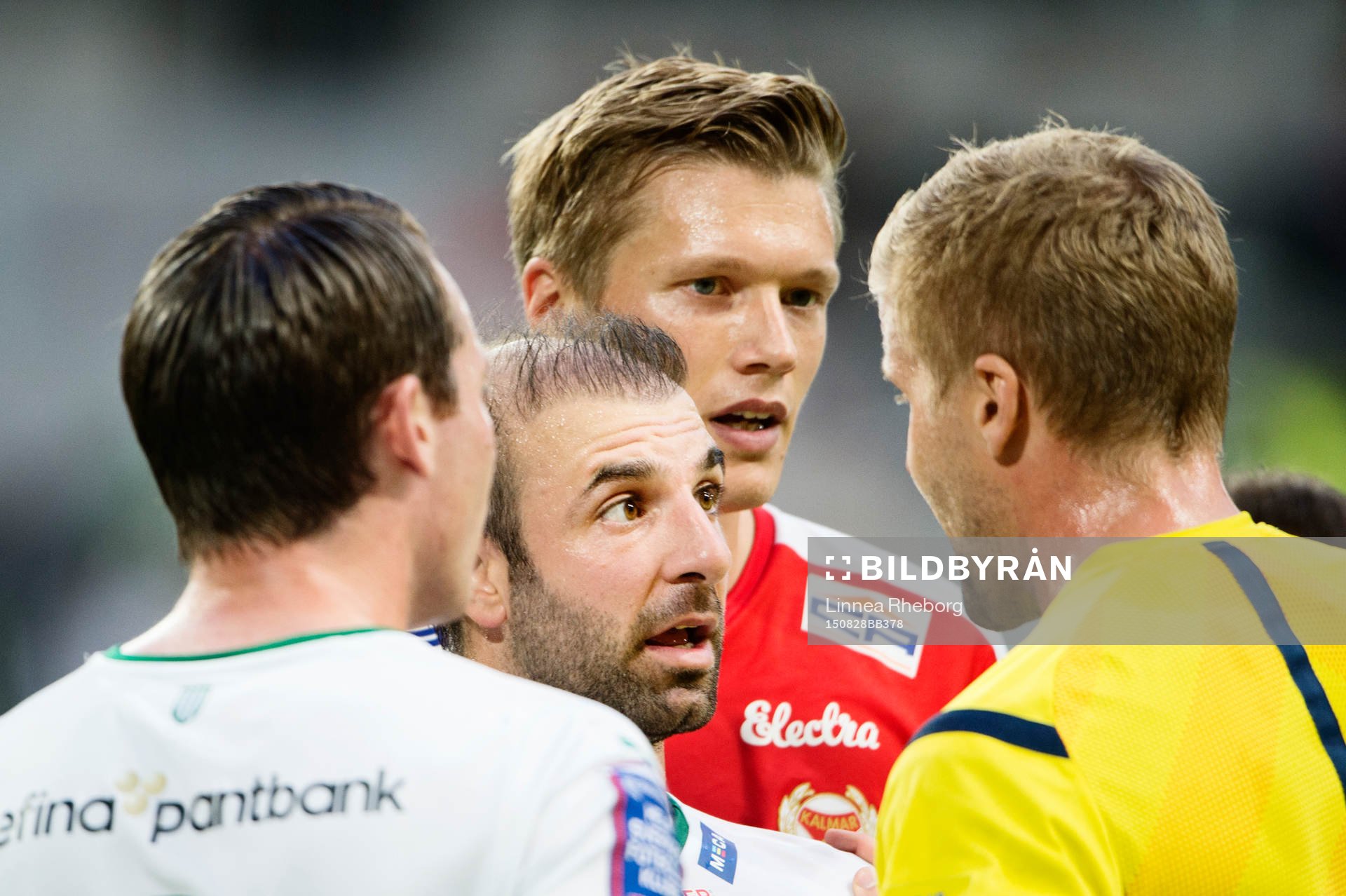 Hammarbys Kennedy Bakircioglu i diskussion med domaren