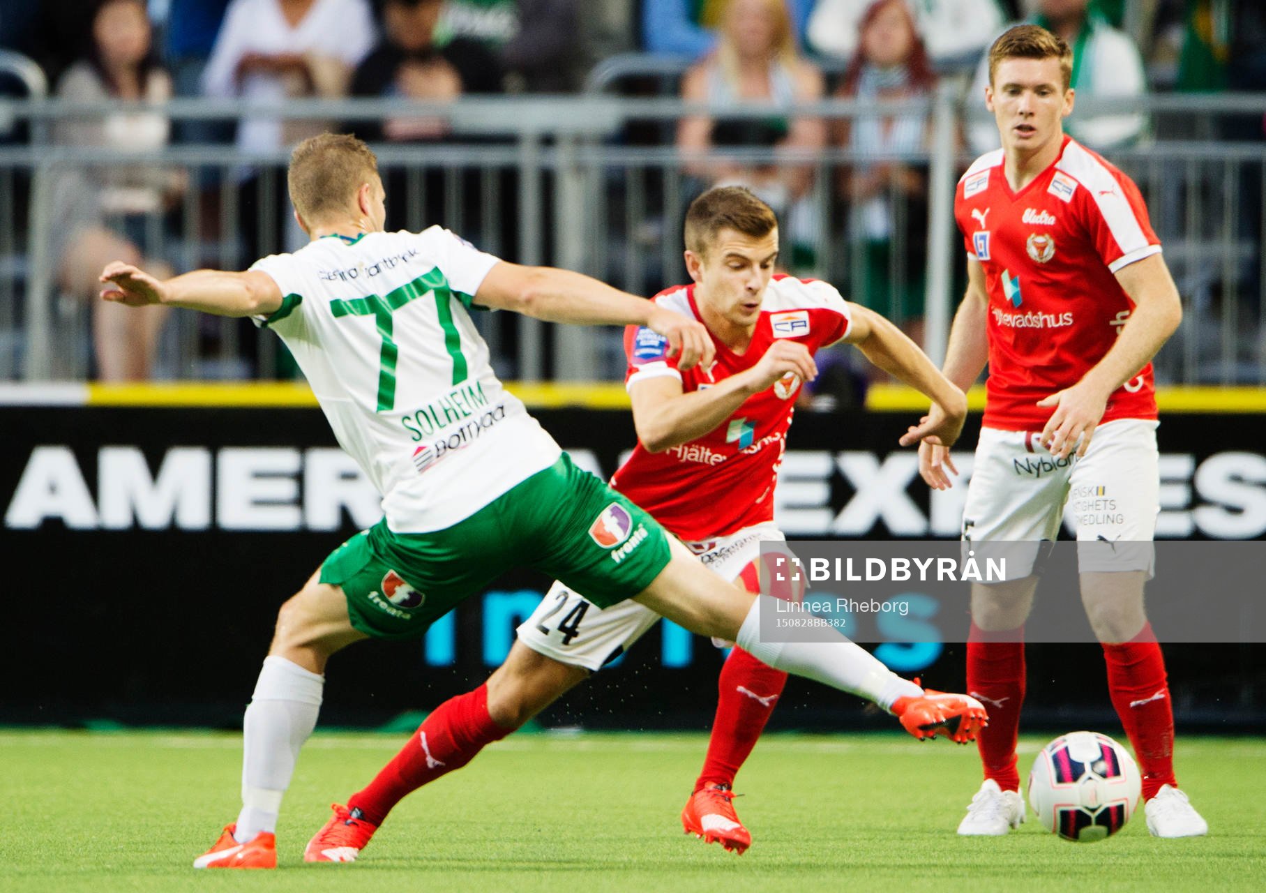 Kalmars Filip Sachpekidis i kamp om bollen med Hammarbys Mats Solheim under fotbollsmatchen i Allsvenskan mellan Hammarby och Kalmar den 28 augusti 2015 i Stockholm.