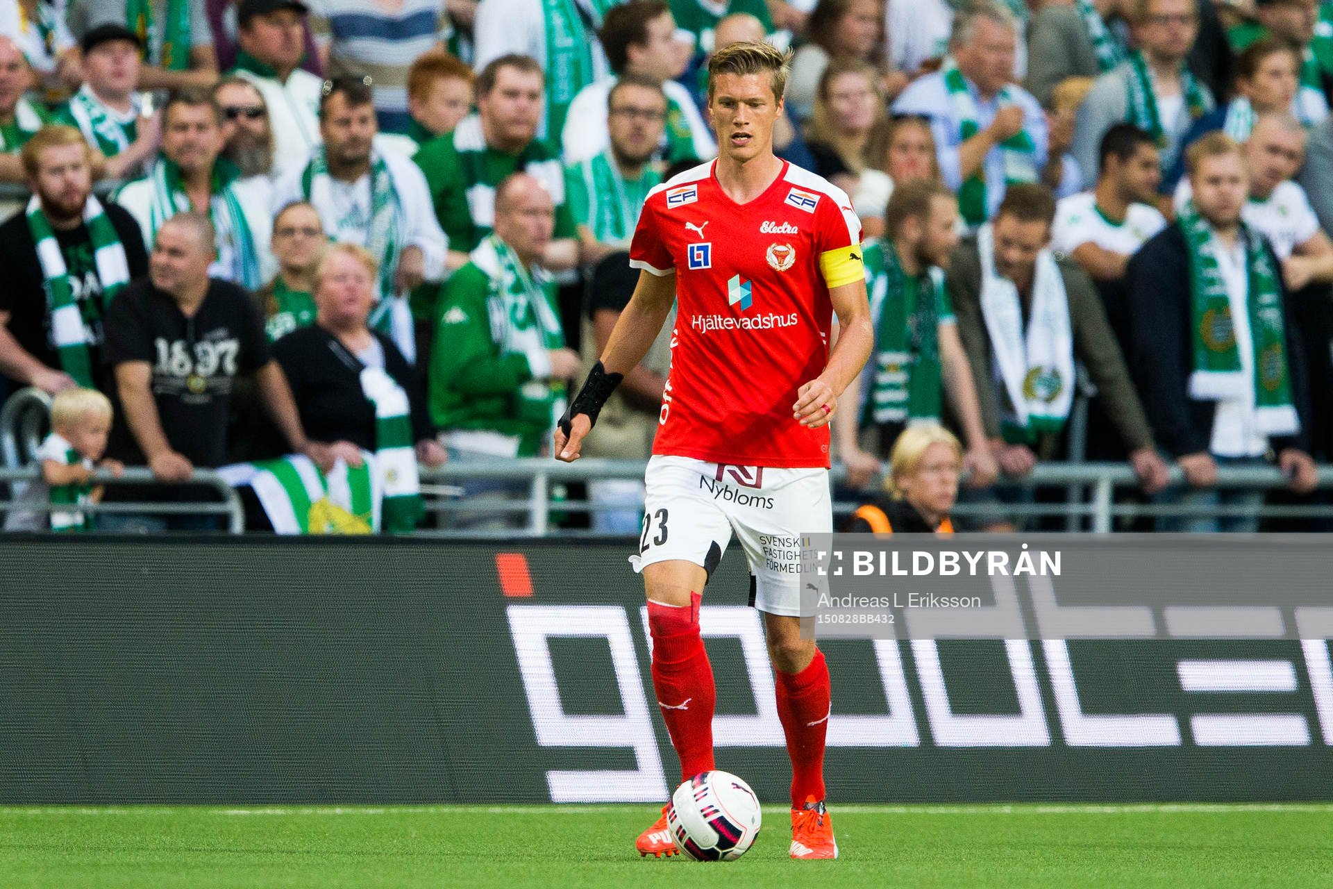 Kalmars Viktor Elm med bollen