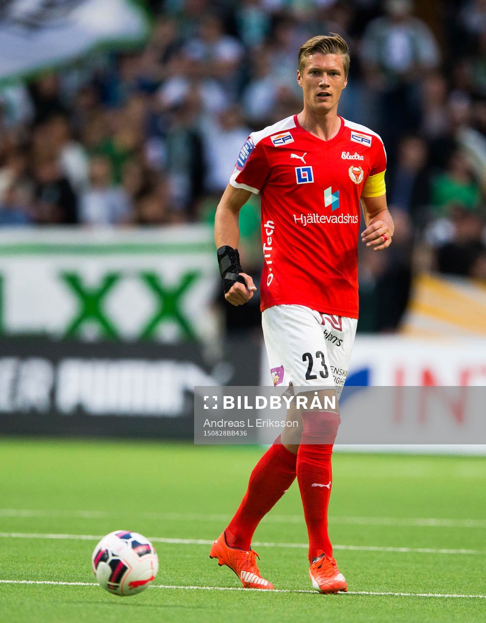 Kalmars Viktor Elm med bollen