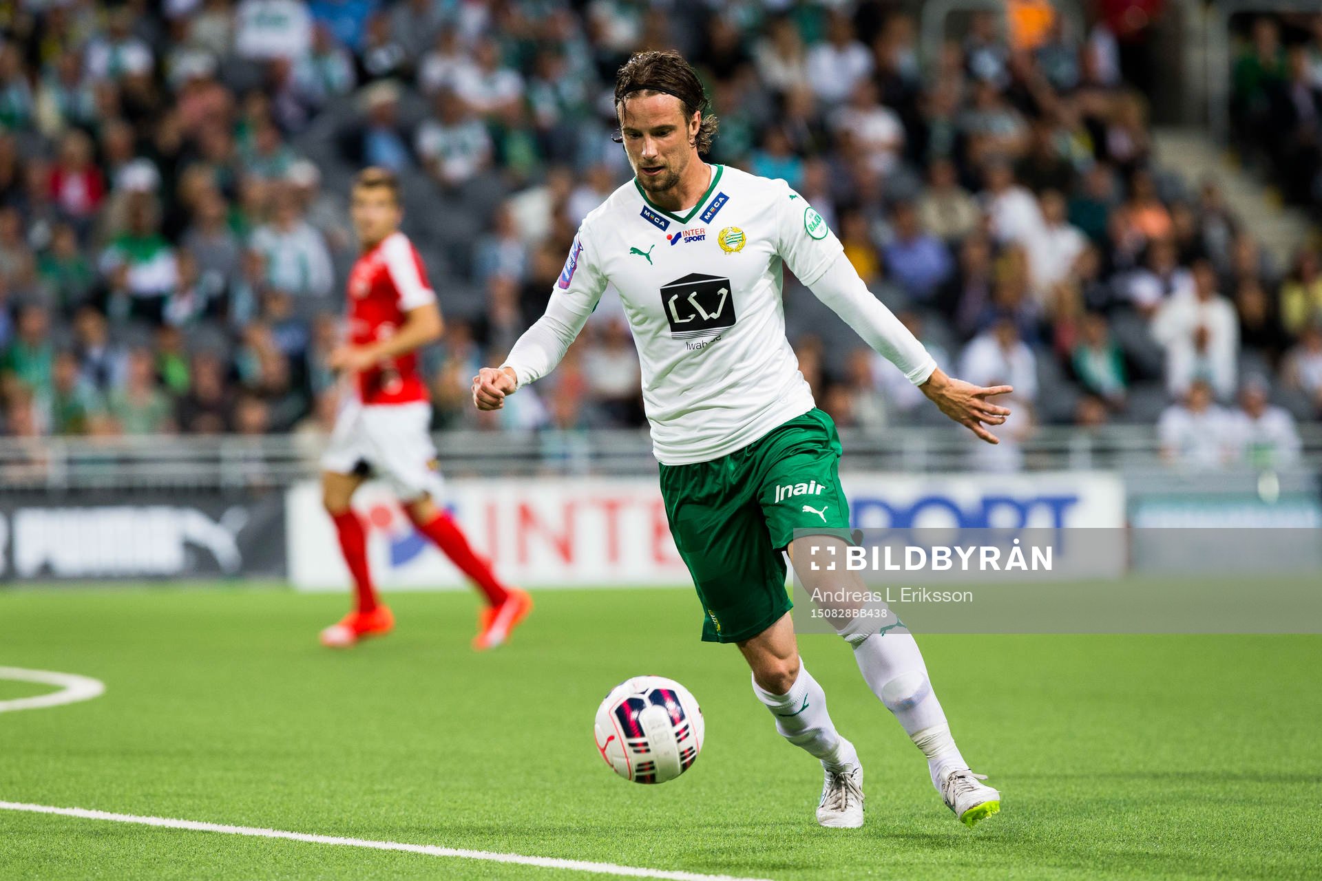 Hammarbys Linus Hallenius med bollen