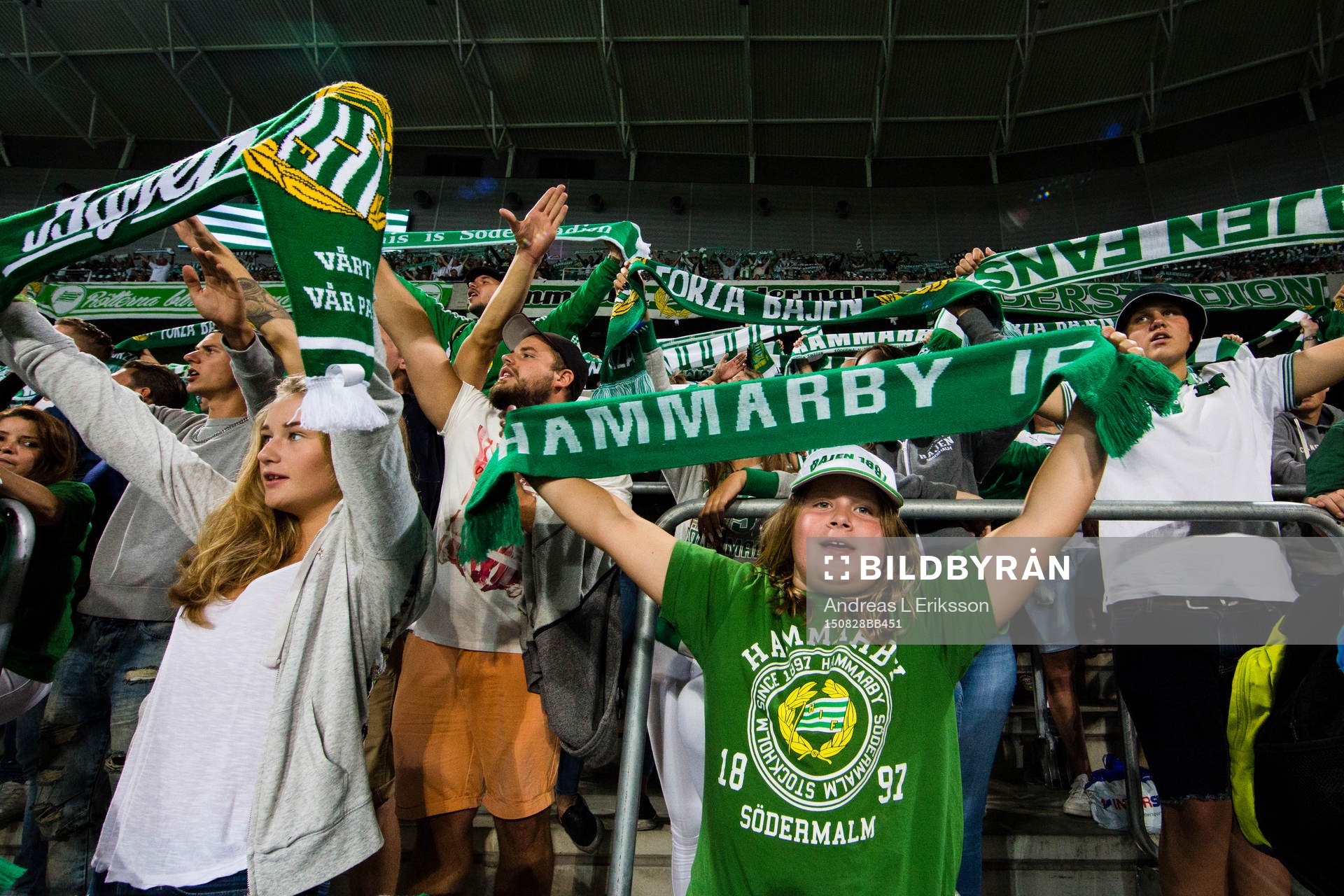 Hammarbys supportrar håller upp sina halsdukar