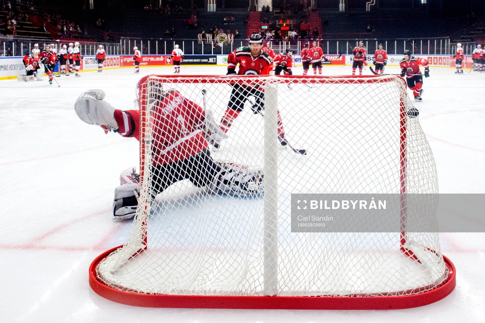 Frölundas Joel Lundqvist värmer upp innan ishockeymatchen