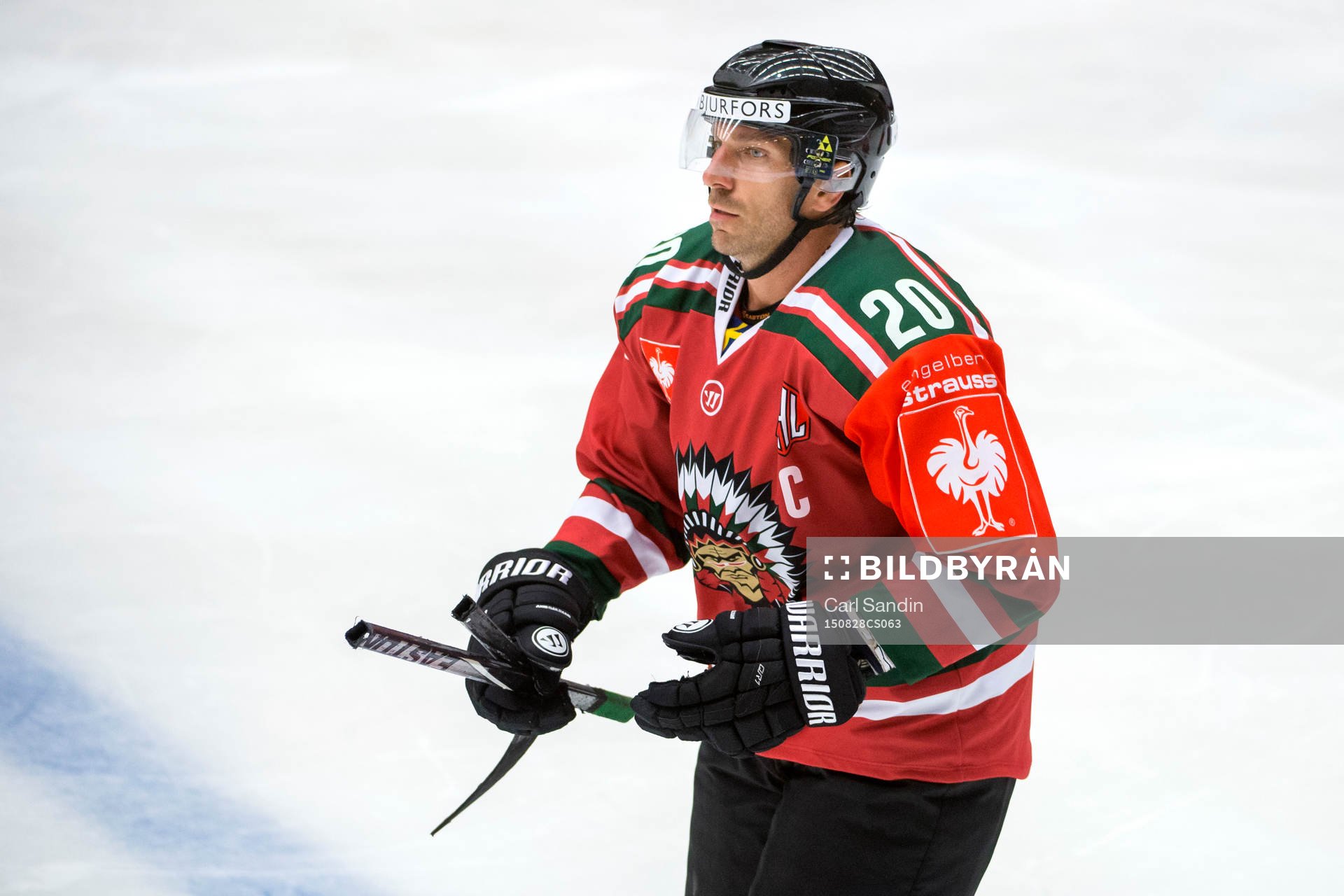 Frölundas Joel Lundqvist åker mot båset med en trasig