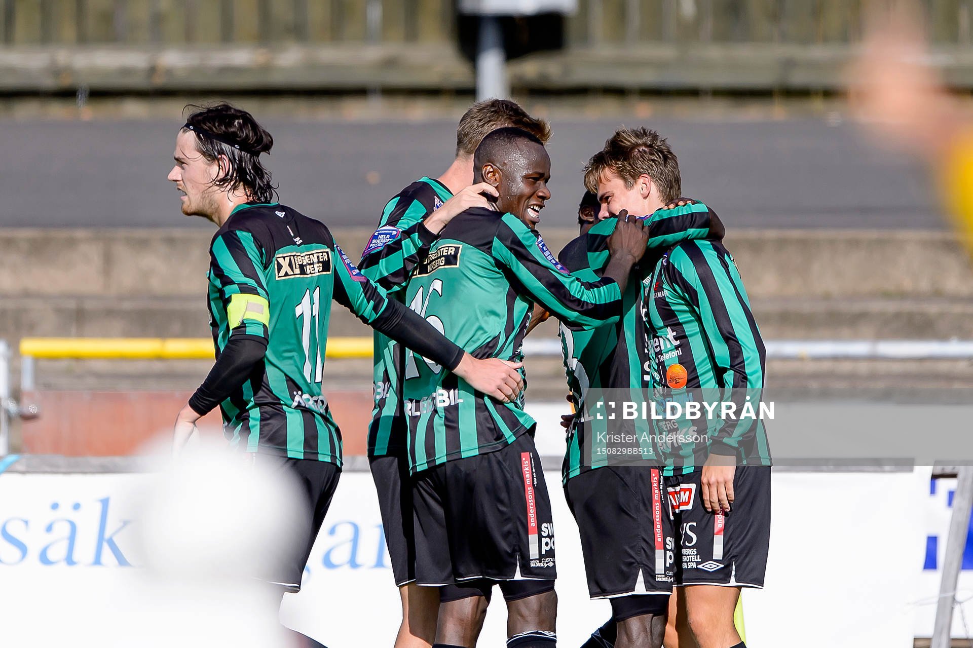 Varbergs Nsima Peter, i mitten, jublar med laget efter att ha gjort 1-0 under fotbollsmatchen i Superettan mellan Varberg och AFC United den 29 augusti 2015 i Varberg.