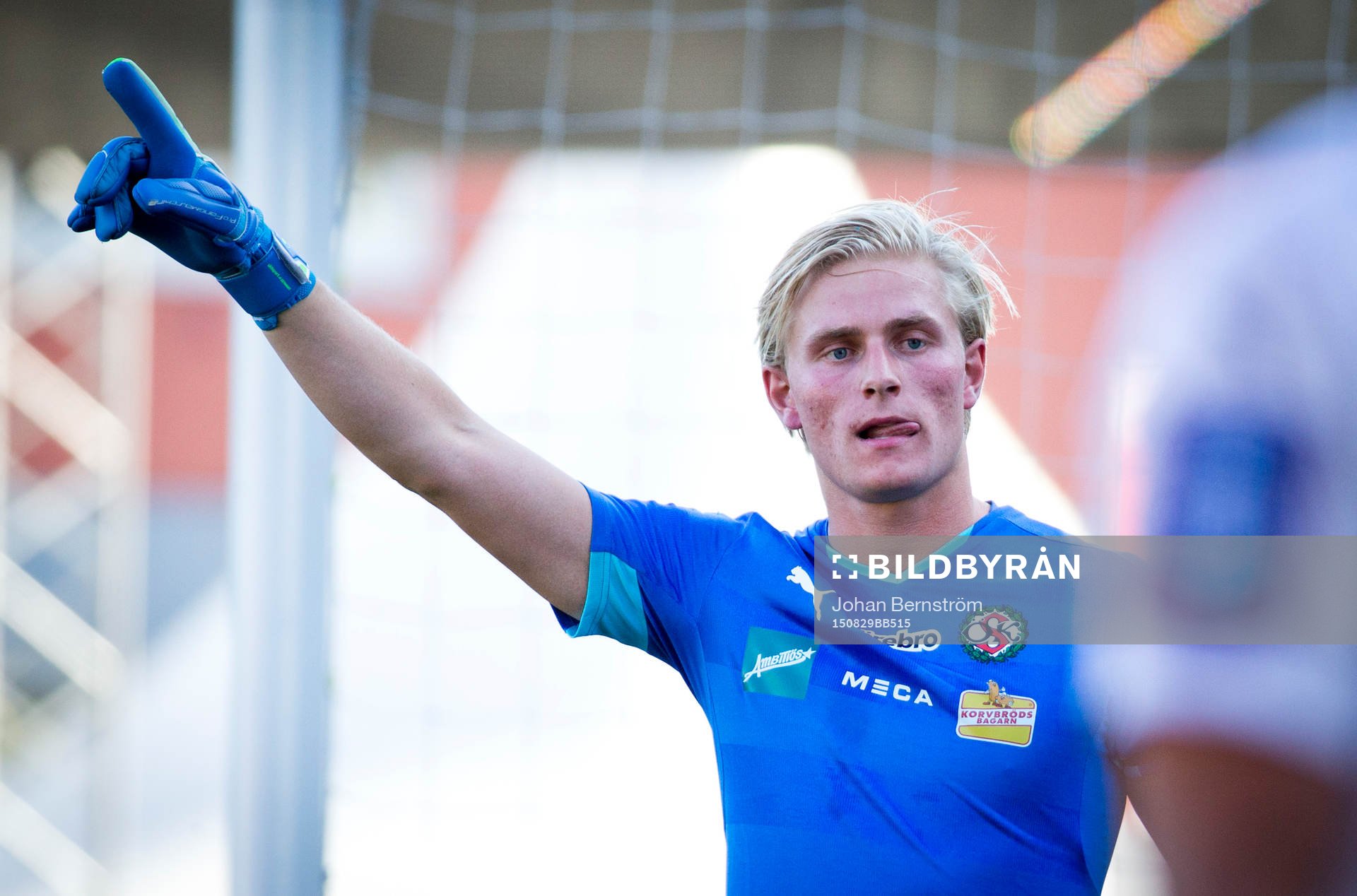 Örebros målvakt Jacob Rinne räddade straff och jublar