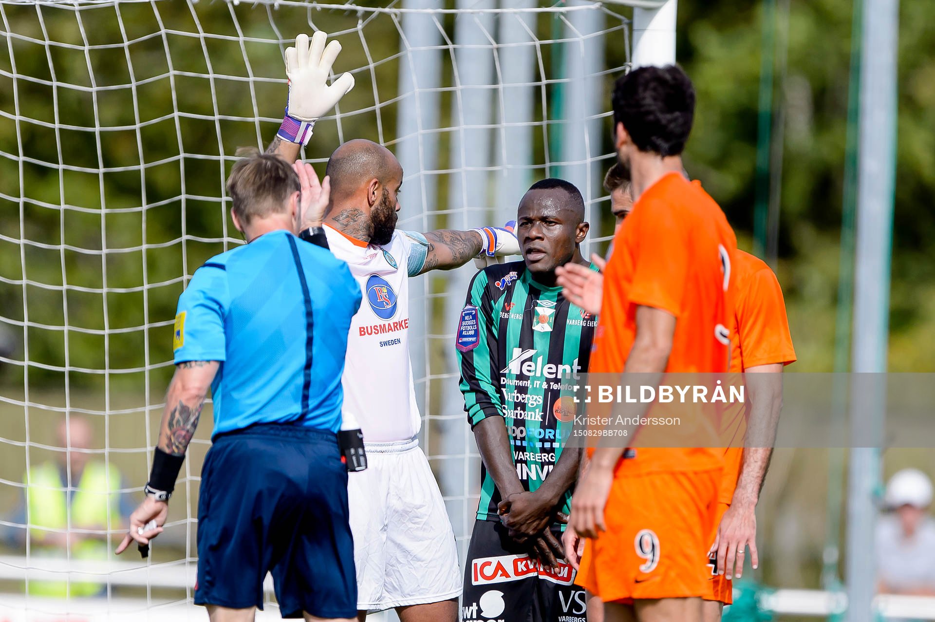 Varbergs Nsima Peter blir tillsagd av Domare Lars Olsson