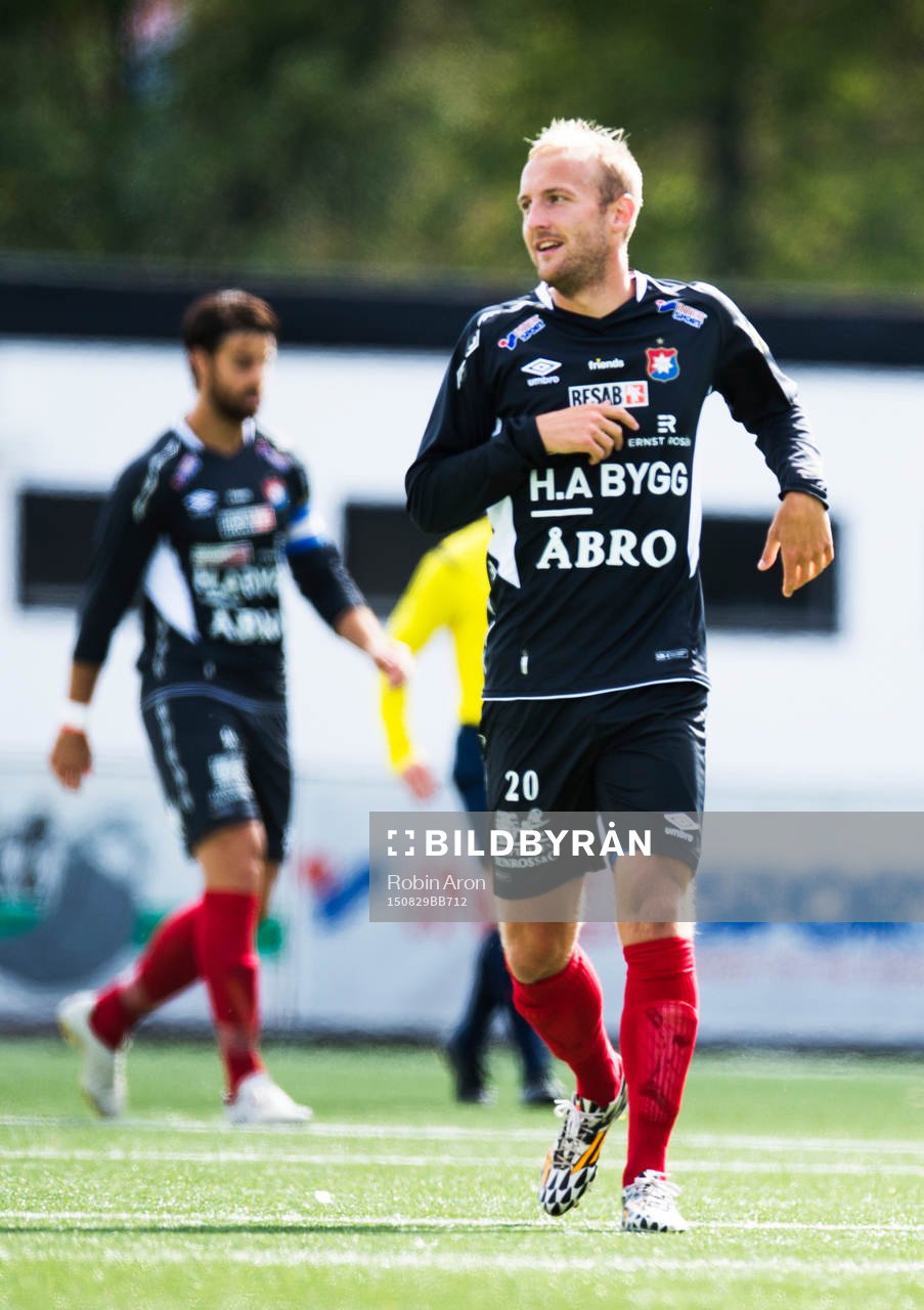 Örgrytes Niklas Klingberg har precis gjort 1-0