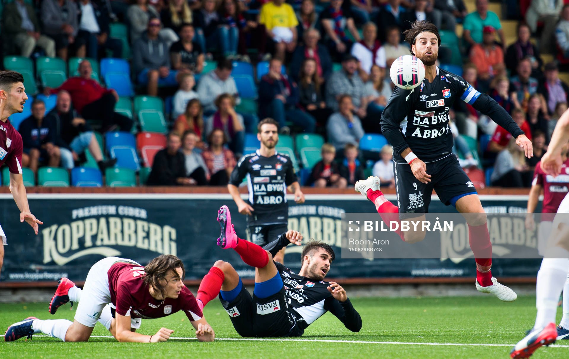 Örgrytes George Mourad med bollen, Qvidings Anders Alö