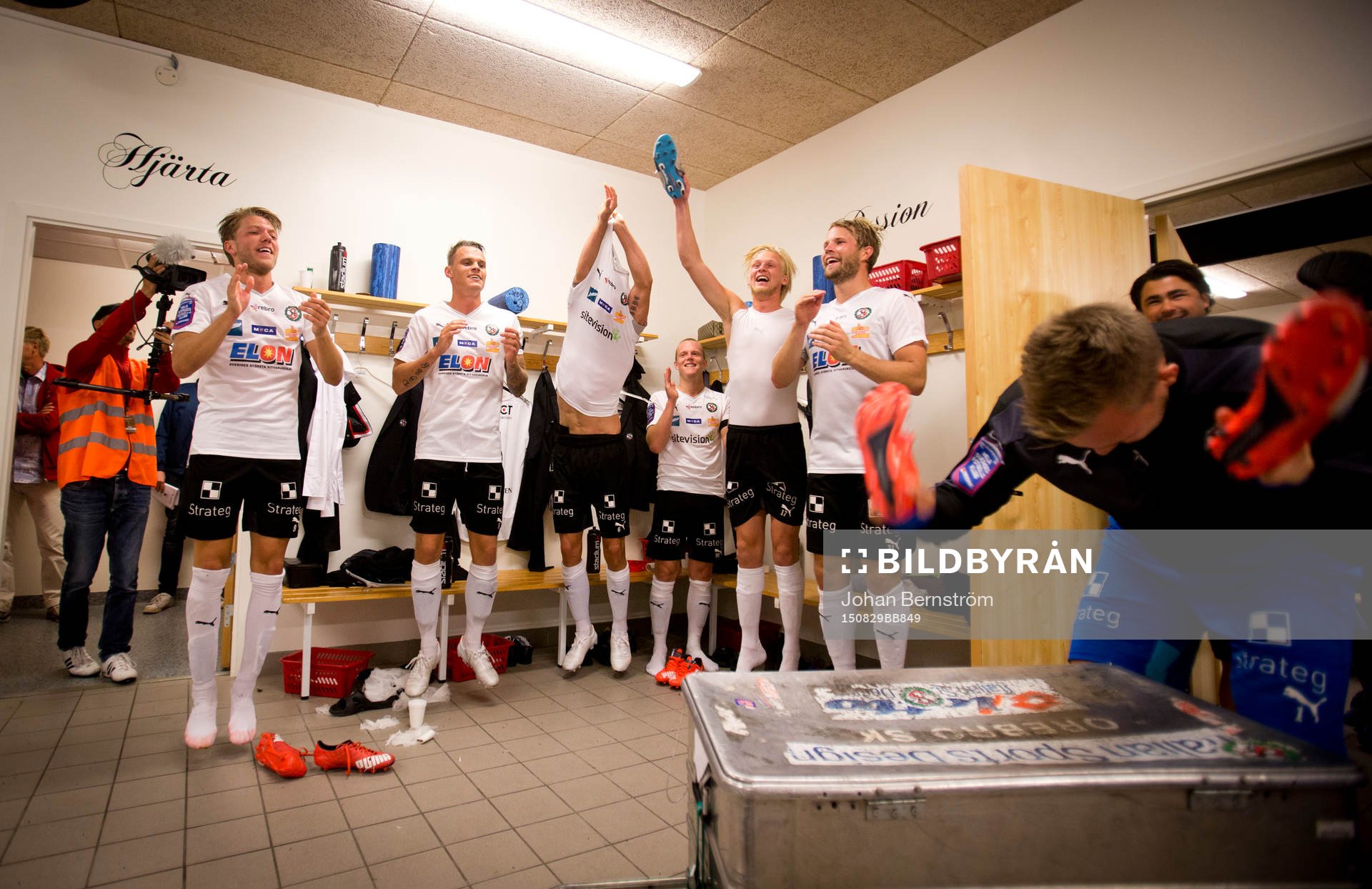 Jubel i örebros oklädningsrum efter matchen Örebros Martin Broberg, målvakt Oscar Jansson och Karl Holmberg under fotbollsmatchen i Allsvenskan mellan Örebro SK och BK Häcken den 29 augusti 2015 i Örebro.