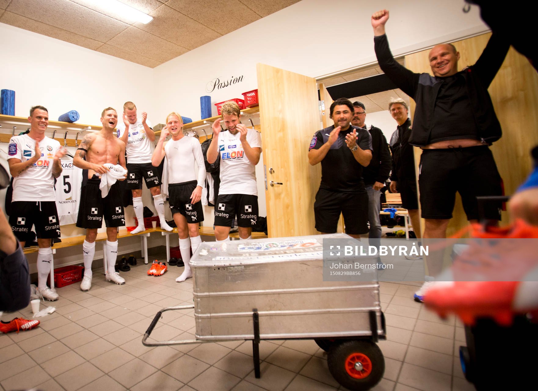 Jubel i örebros oklädningsrum efter matchen Örebros Martin Broberg, Daniel Gustavsson och Karl Holmberg under fotbollsmatchen i Allsvenskan mellan Örebro SK och BK Häcken den 29 augusti 2015 i Örebro.