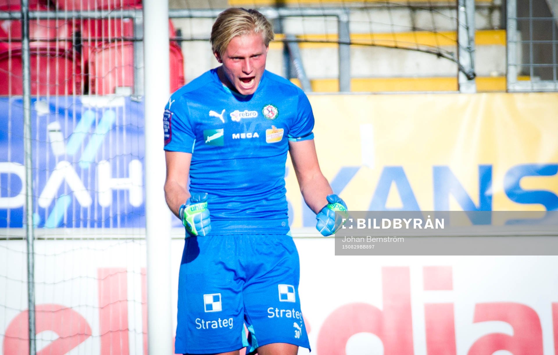 Örebros målvakt Jacob Rinne jublar