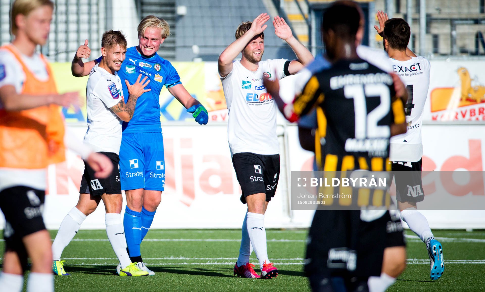 Örebros målvakt Jacob Rinne jublar