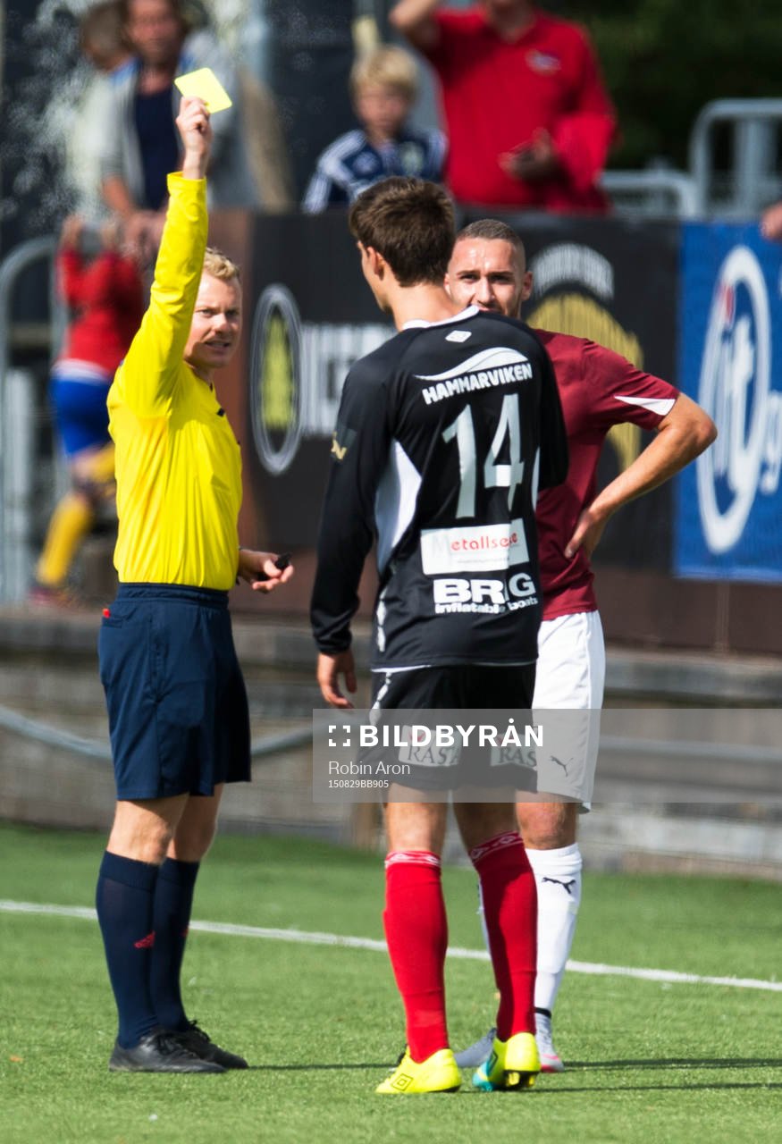 Domare Fredrik Klitte ger gult kort