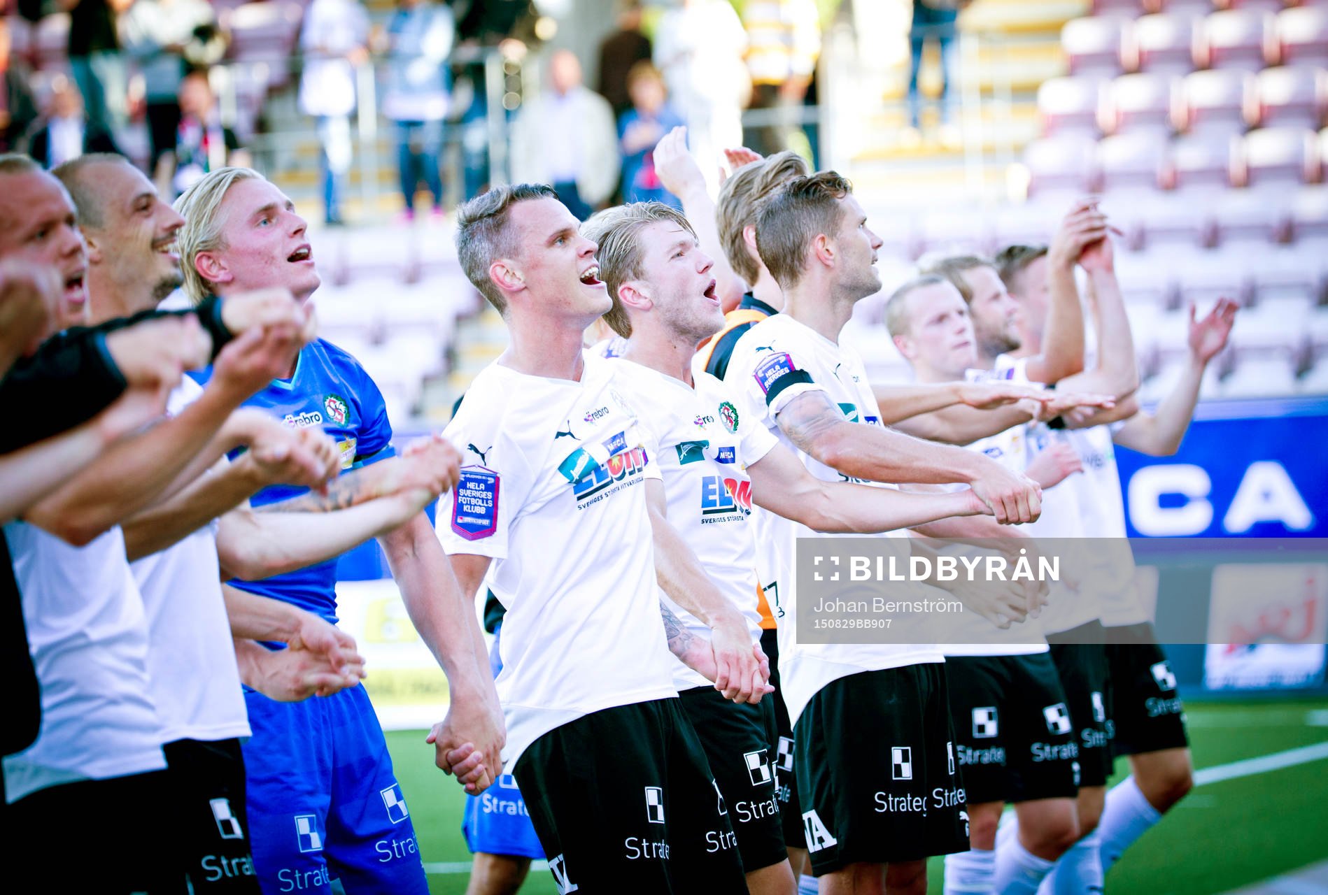 Örebros målvakt Jacob Rinne jublar efter slutsignalen framför fansen under fotbollsmatchen i Allsvenskan mellan Örebro SK och BK Häcken den 29 augusti 2015 i Örebro.