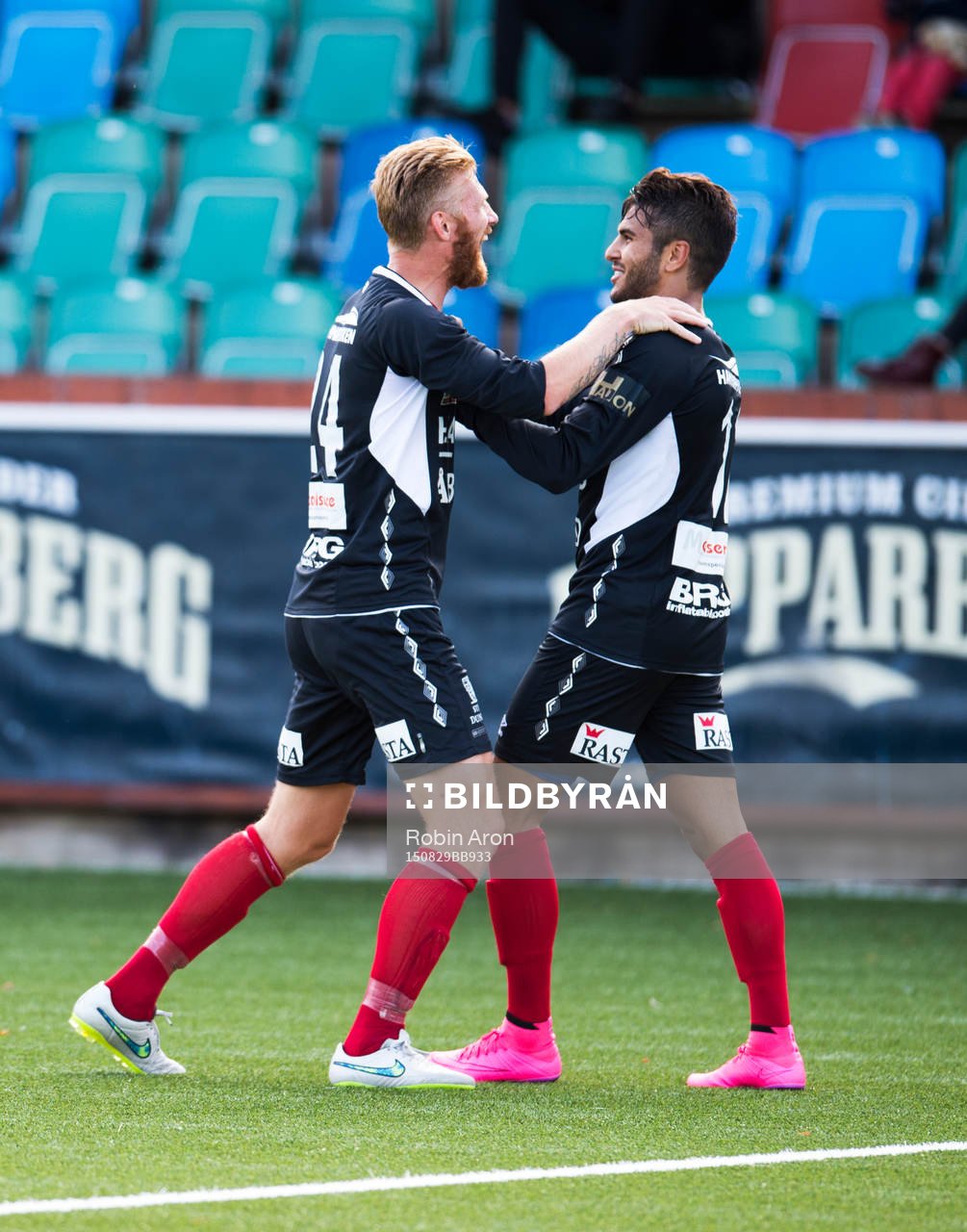 Örgrytes Fredrik Björk jublar efter att William Atashkadeh gjort 5-2 under fotbollsmatchen i Div 1 Södra mellan Örgryte och Qviding den 29 aug 2015 på Valhalla IP i Göteborg.