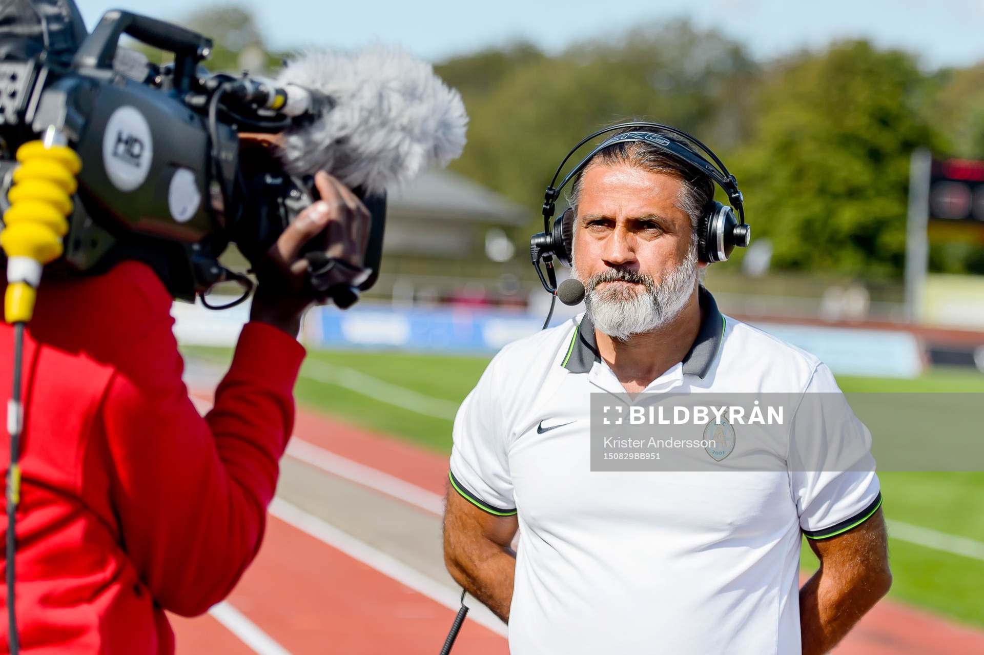 Athletics tränare Özcan Melkemichel före fotbollsmatchen