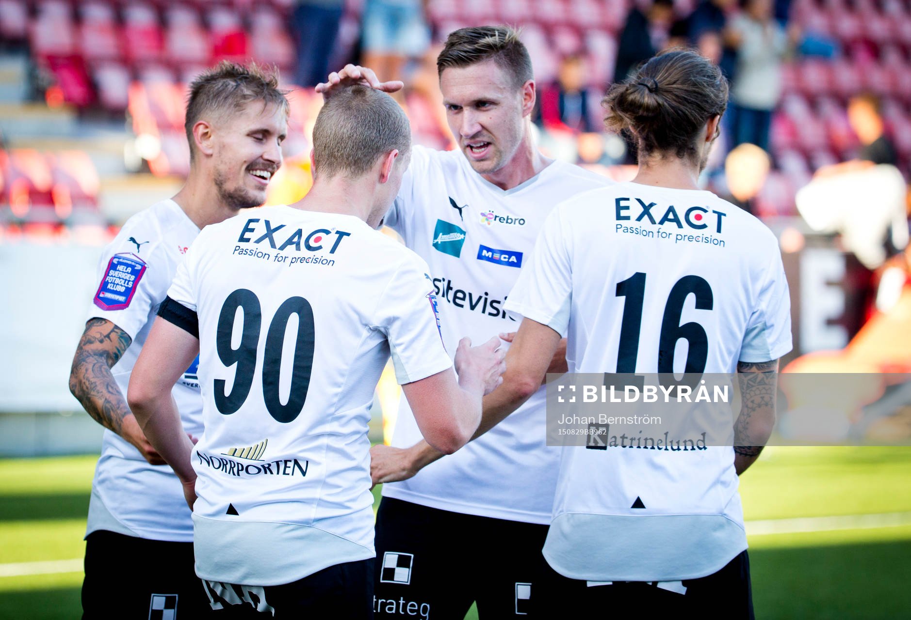 Örebros Daniel Gustavsson gör 2-0 och jublar med Daniel