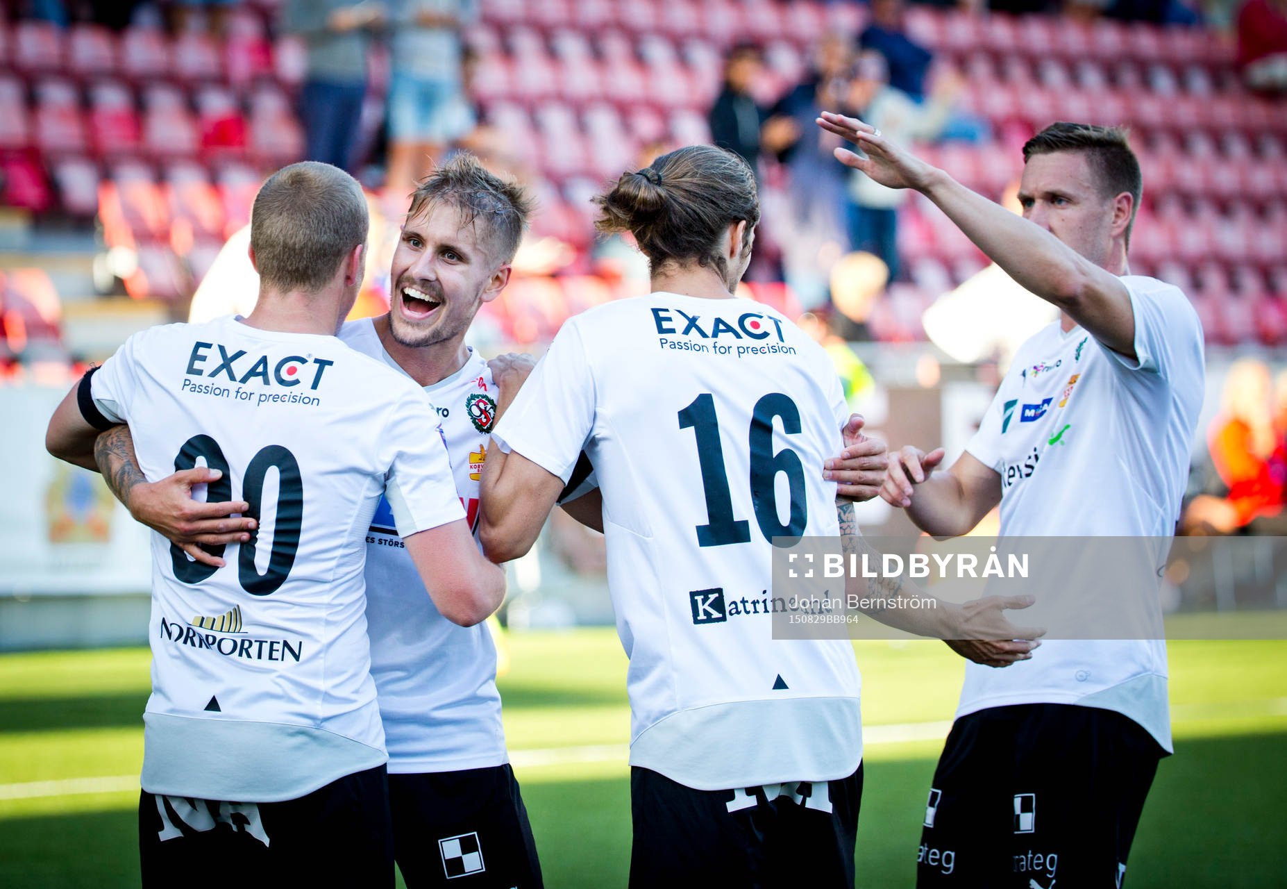 Örebros Daniel Gustavsson gör 2-0 och jublar med Daniel