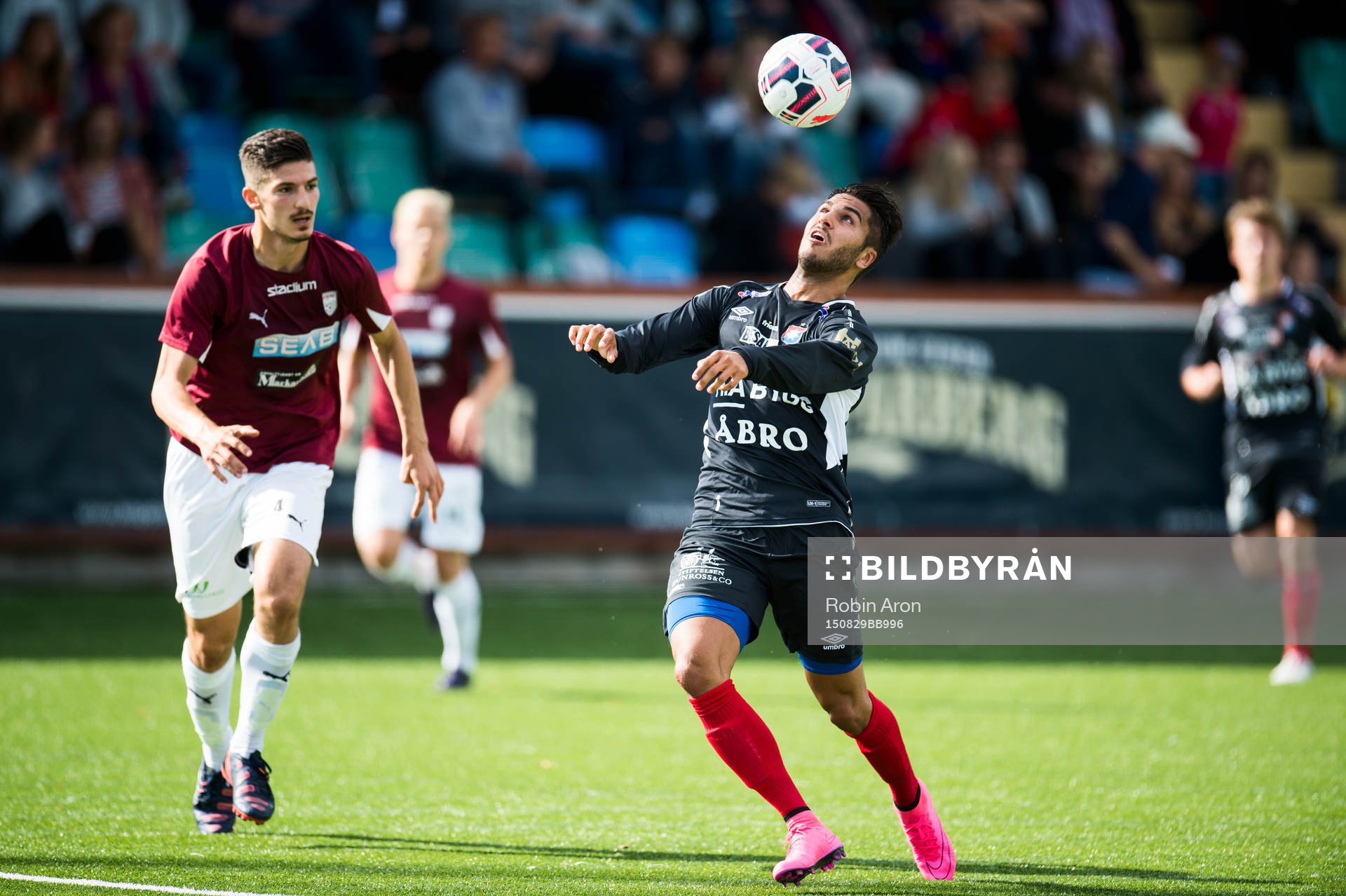 Örgrytes William Atashkadeh tar ned bollen och Qvidings