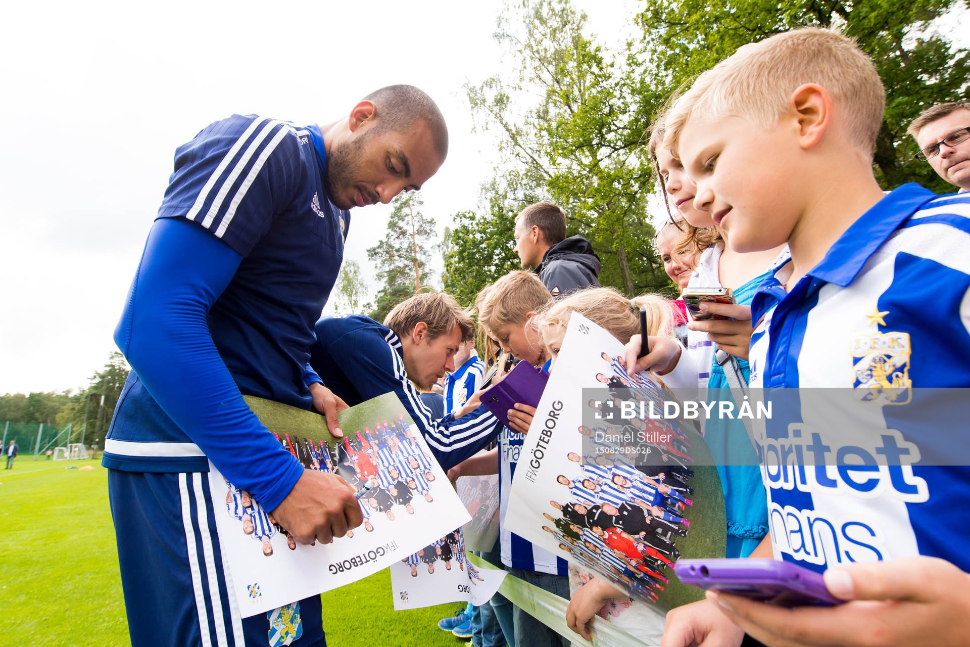 IFK Göteborgs Haitam Aleesami skriver autografer under en träning med  IFK Göteborg den 29 augusti 2015 i Göteborg.