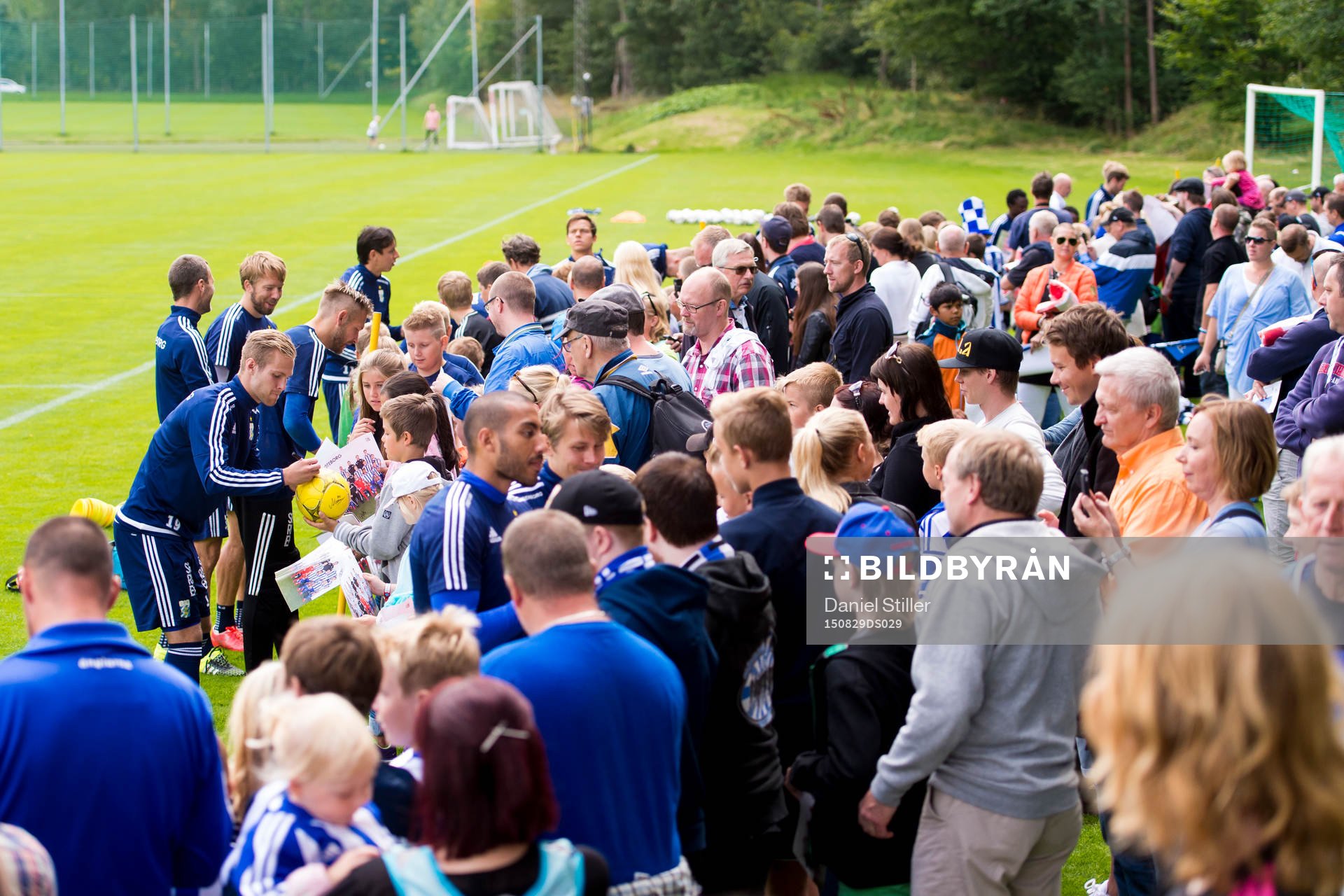 IFK Göteborgs Gustav Engvall mfl skriver autografer