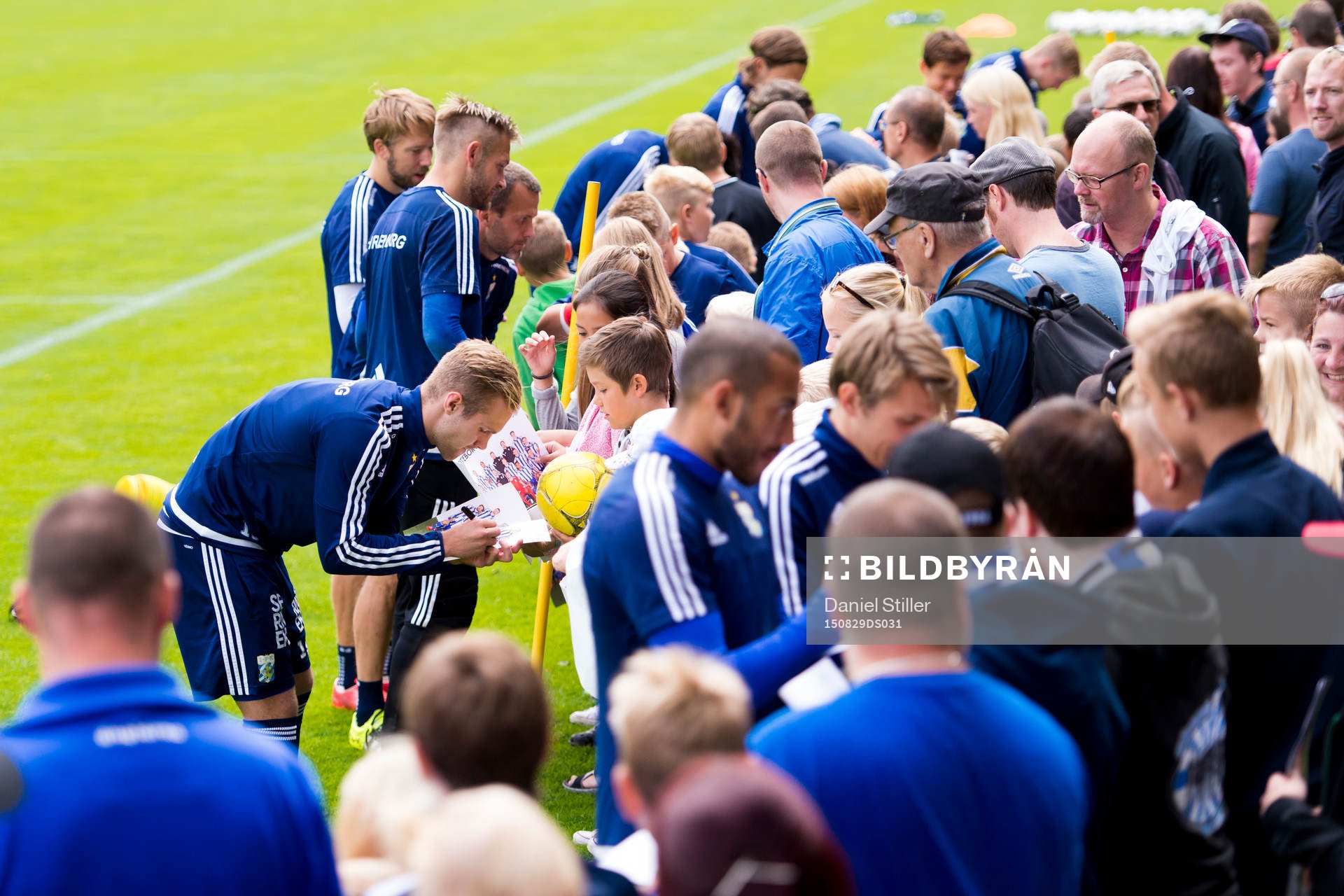 IFK Göteborgs Gustav Engvall mfl skriver autografer under en träning med  IFK Göteborg den 29 augusti 2015 i Göteborg.