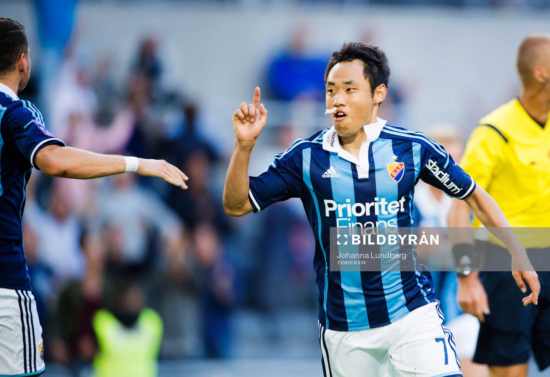 Djurgårdens Seon-Min Moon jublar efter att han har gjort 2-2 under fotbollsmatchen i Allsvenskan mellan Djurgården och Halmstad den 29 augusti 2015 i Stockholm.