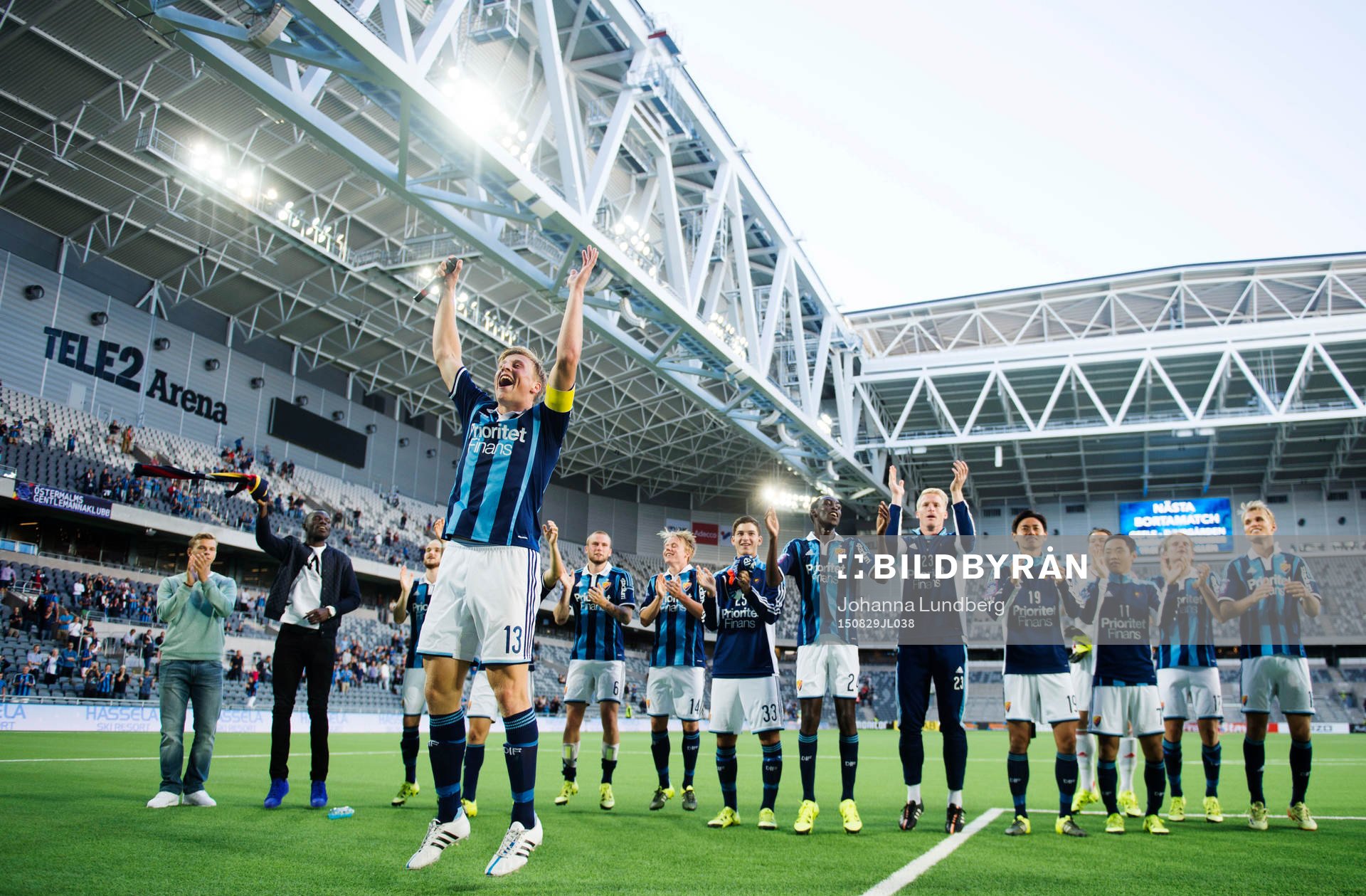 Djurgårdens spelare med Emil Bergström längst fram jublar