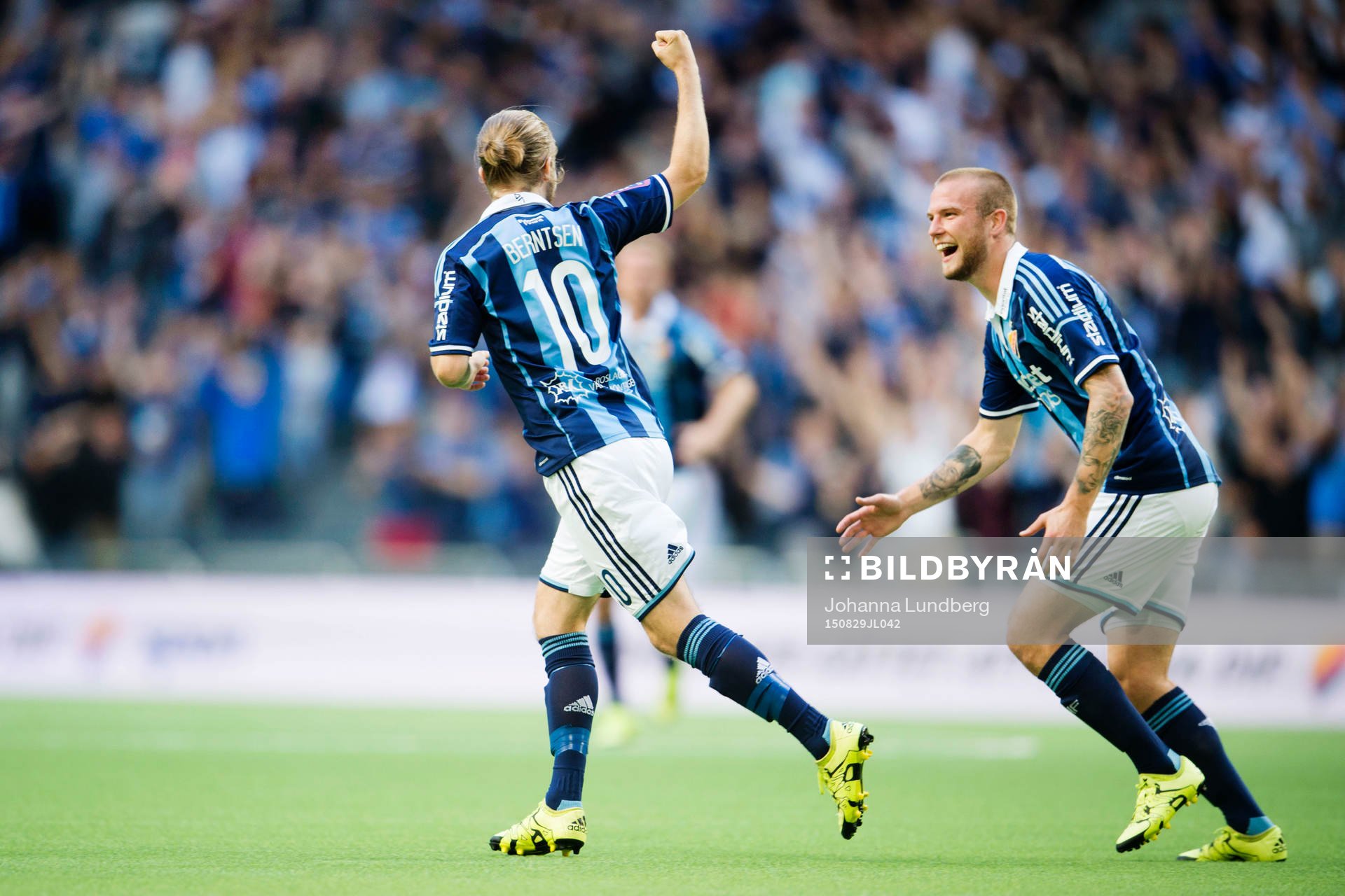 Djurgårdens Daniel Berntsen (tv) gör 4-2 och jublar med Alexander Faltsetas (th) under fotbollsmatchen i Allsvenskan mellan Djurgården och Halmstad den 29 augusti 2015 i Stockholm.