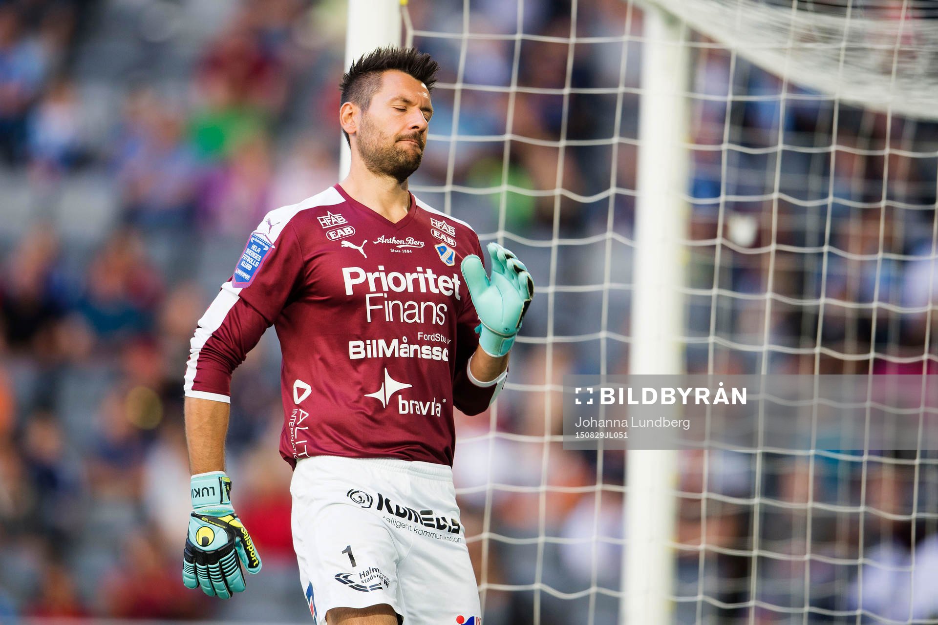 Halmstads målvakt Stojan Lukic deppar