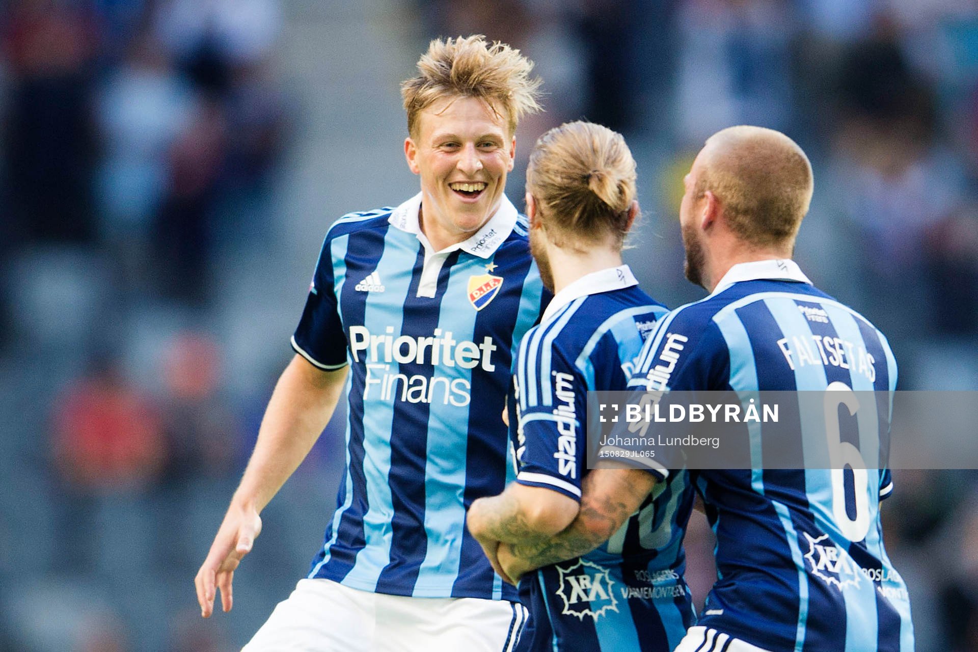Djurgårdens Emil Bergström (tv) och Alexander Faltsetas (th) jublar med Daniel Berntsen (m) efter att han har gjort 4-2 under fotbollsmatchen i Allsvenskan mellan Djurgården och Halmstad den 29 augusti 2015 i Stockholm.