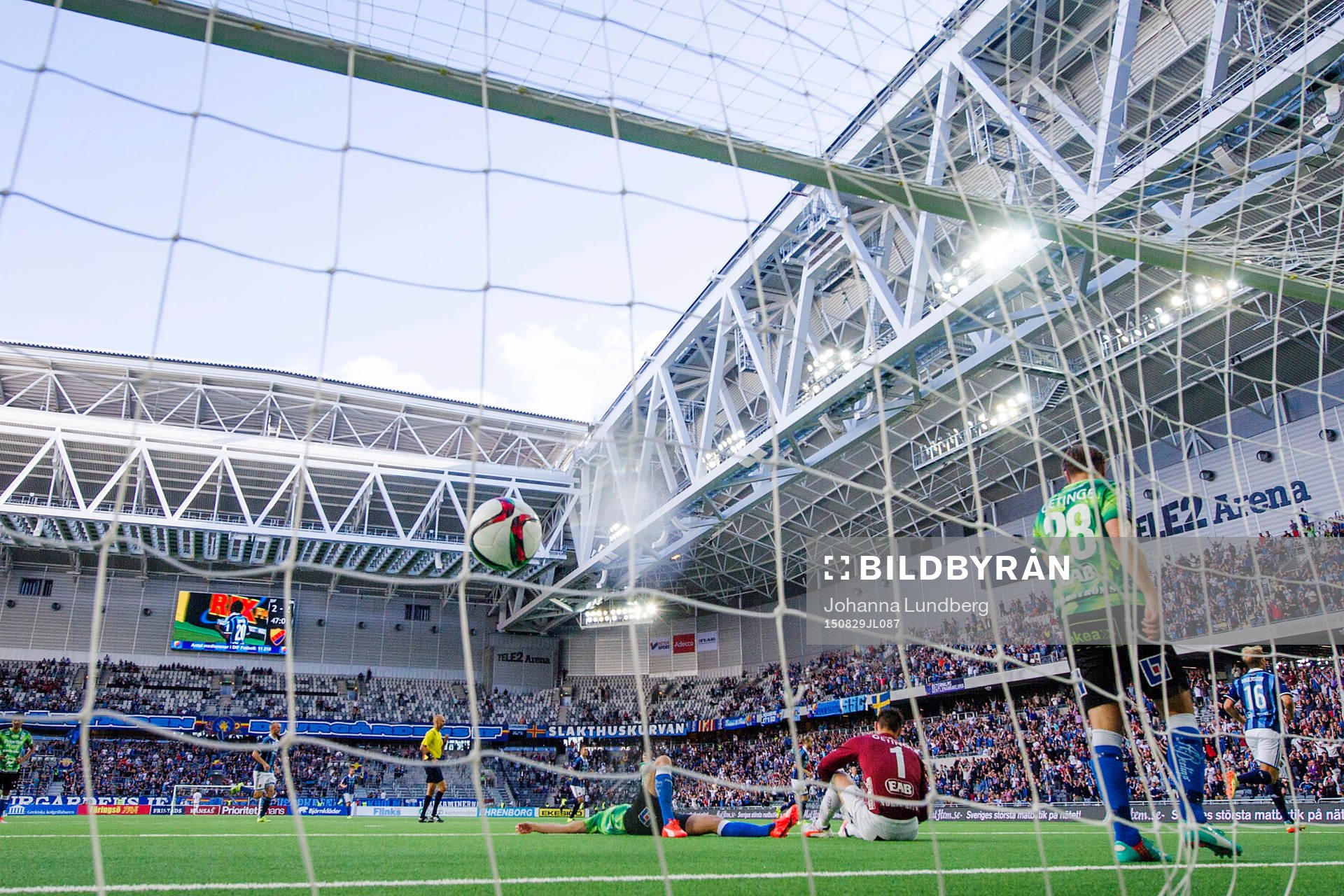 Halmstads målvakt Stojan Lukic och Jesper Westerberg deppar