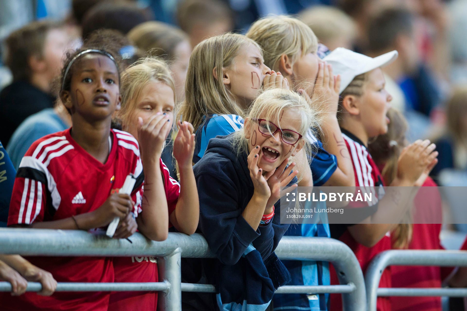 Unga Djurgårdssupportrar jublar
