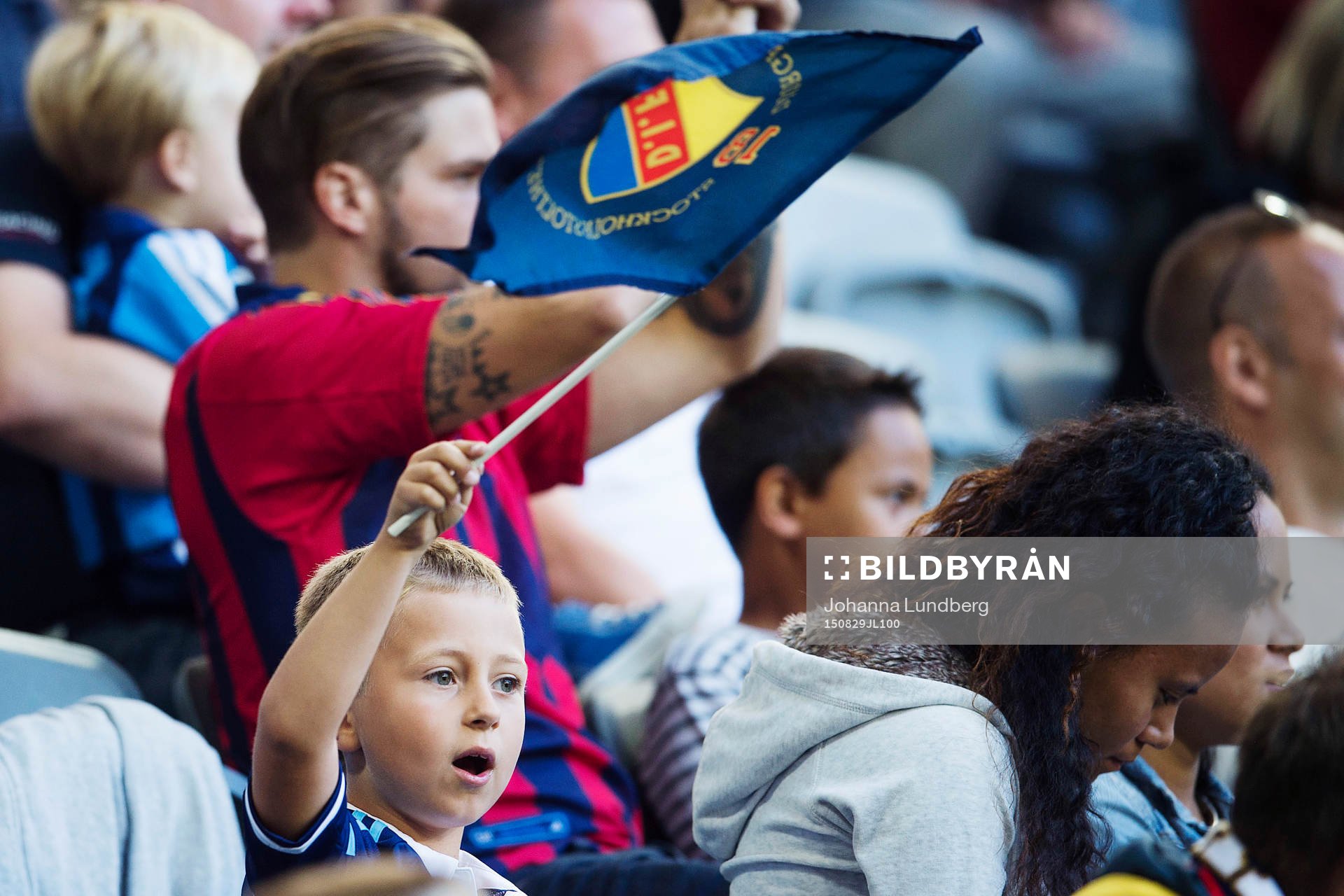En ung djurgårdssupporter med flagga